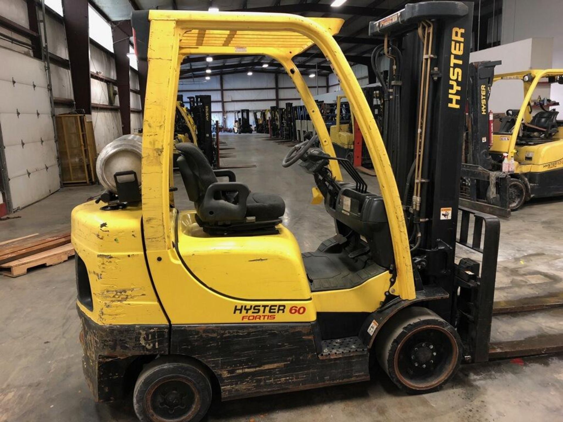 2011 HYSTER 6,000-LB. CAPACITY FORKLIFT, MODEL: S60FT, SERIAL NUMBER: F187317532J, LPG, LEVER SHIFT - Image 4 of 8