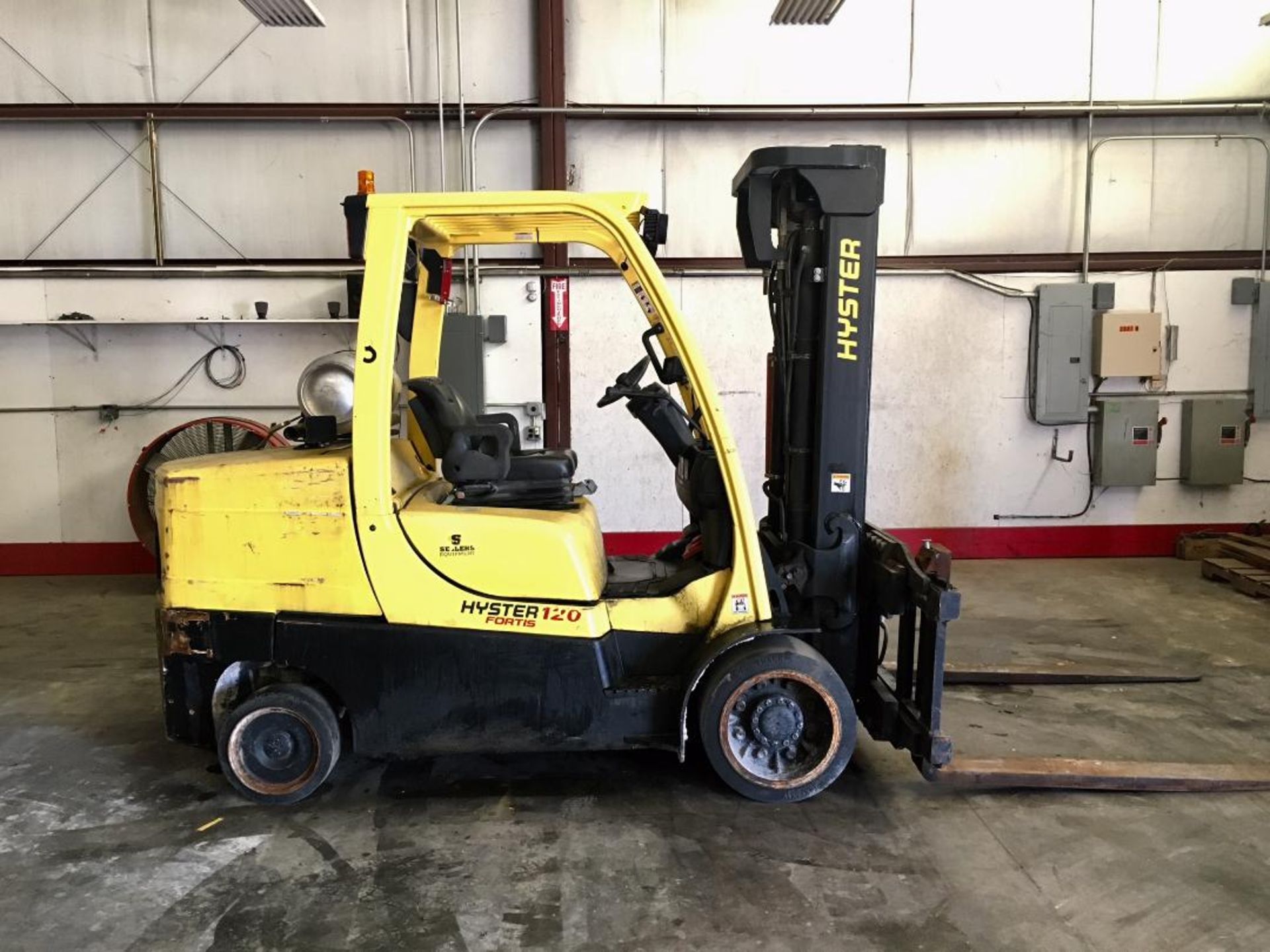 2010 HYSTER 12,000-LB., MODEL: S120FT, S/N: G004V05040H, LPG, MONOTROL, SOLID TIRES, 185" RAISED/91"