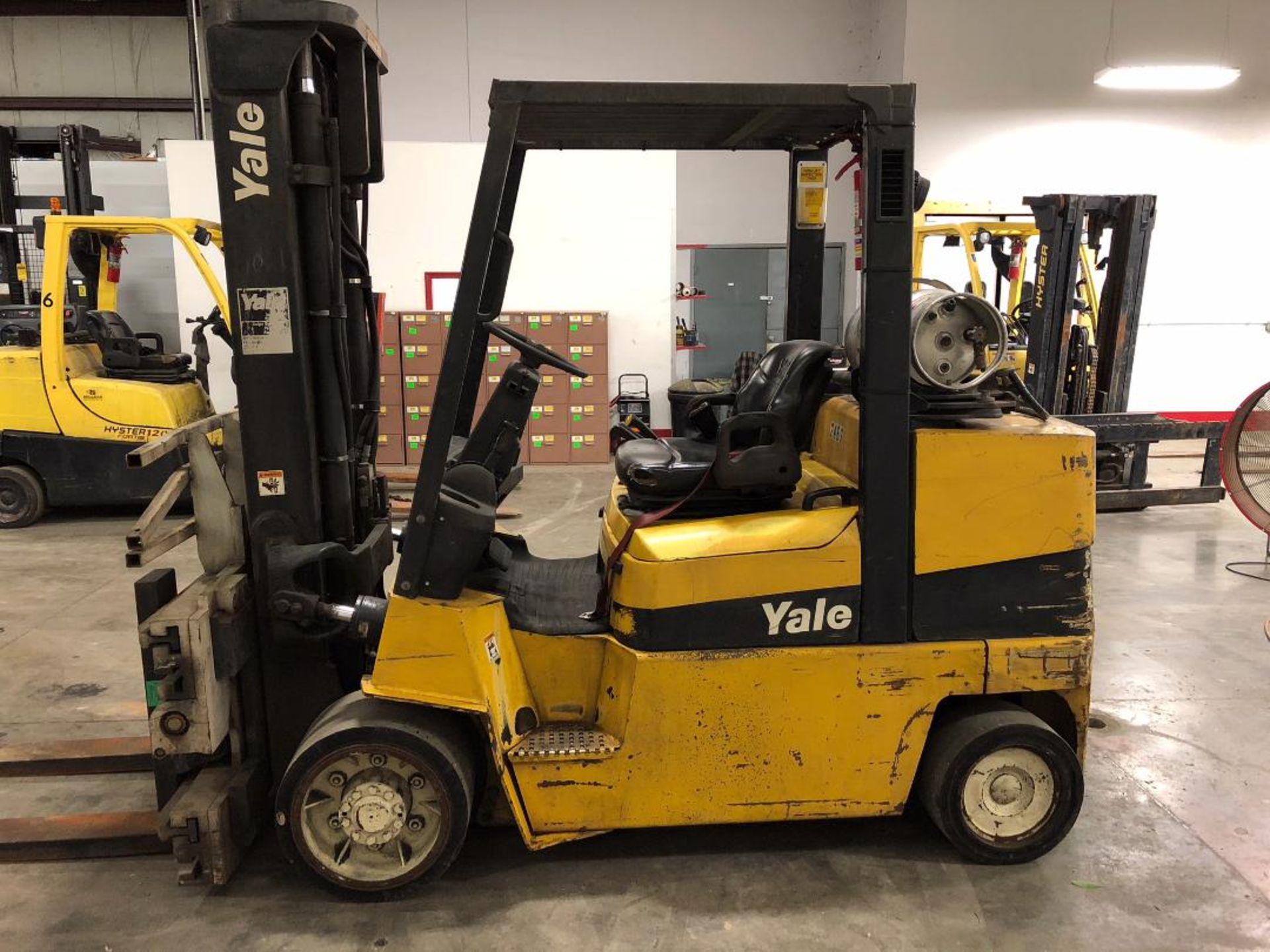 2005 YALE 10,000 LB. CAPACITY FORKLIFT, MODEL: GLC100MJN, S/N: D818V02463C, LPG, SOLID TIRES, 96'' - Image 8 of 9