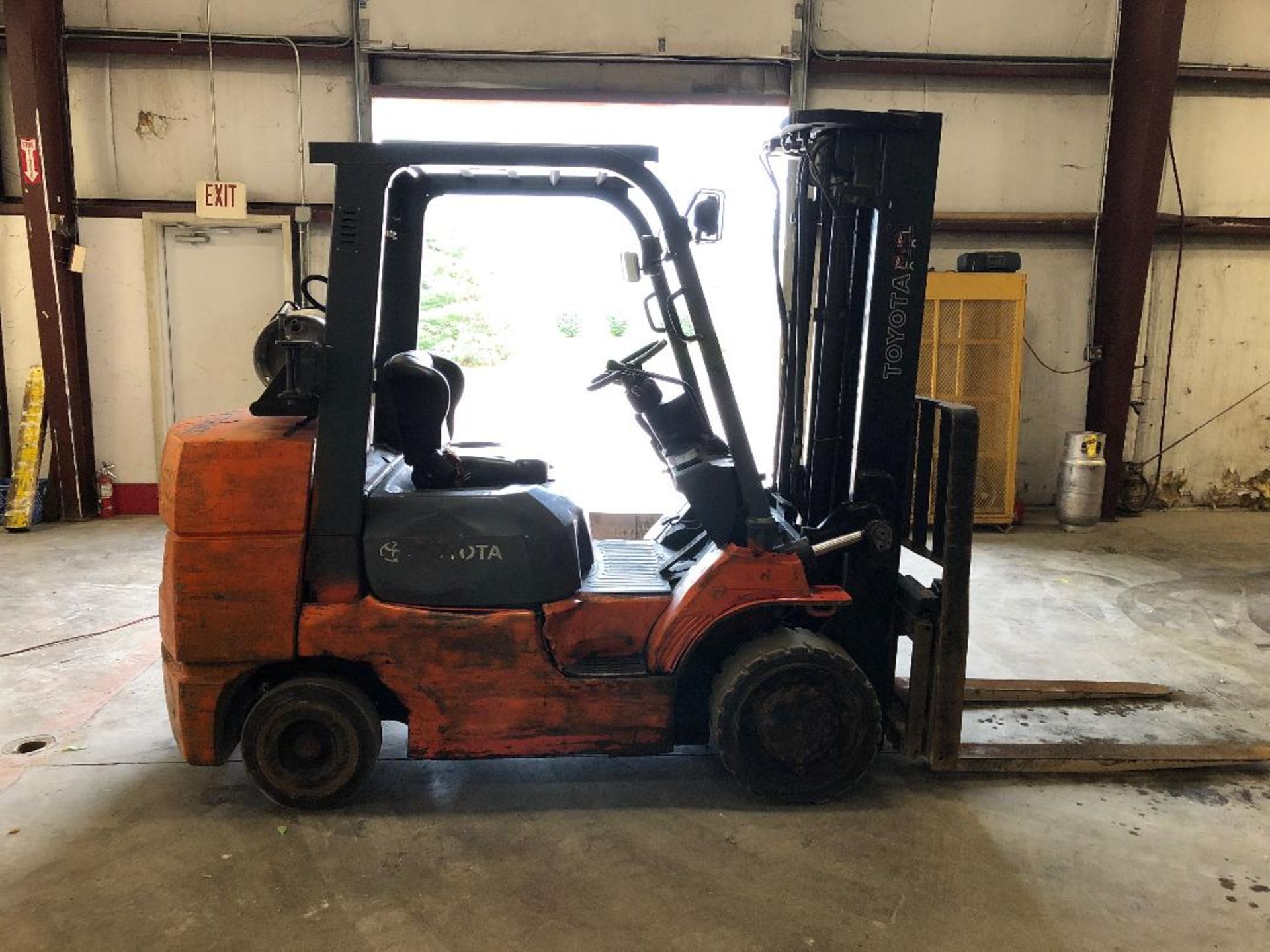 2004 TOYOTA 7,000 LB. FORKLIFT, MODEL: 7FGCU35, S/N: 62521, LPG, LEVER SHIFT, SOLID TIRES, 187'' - Image 2 of 4