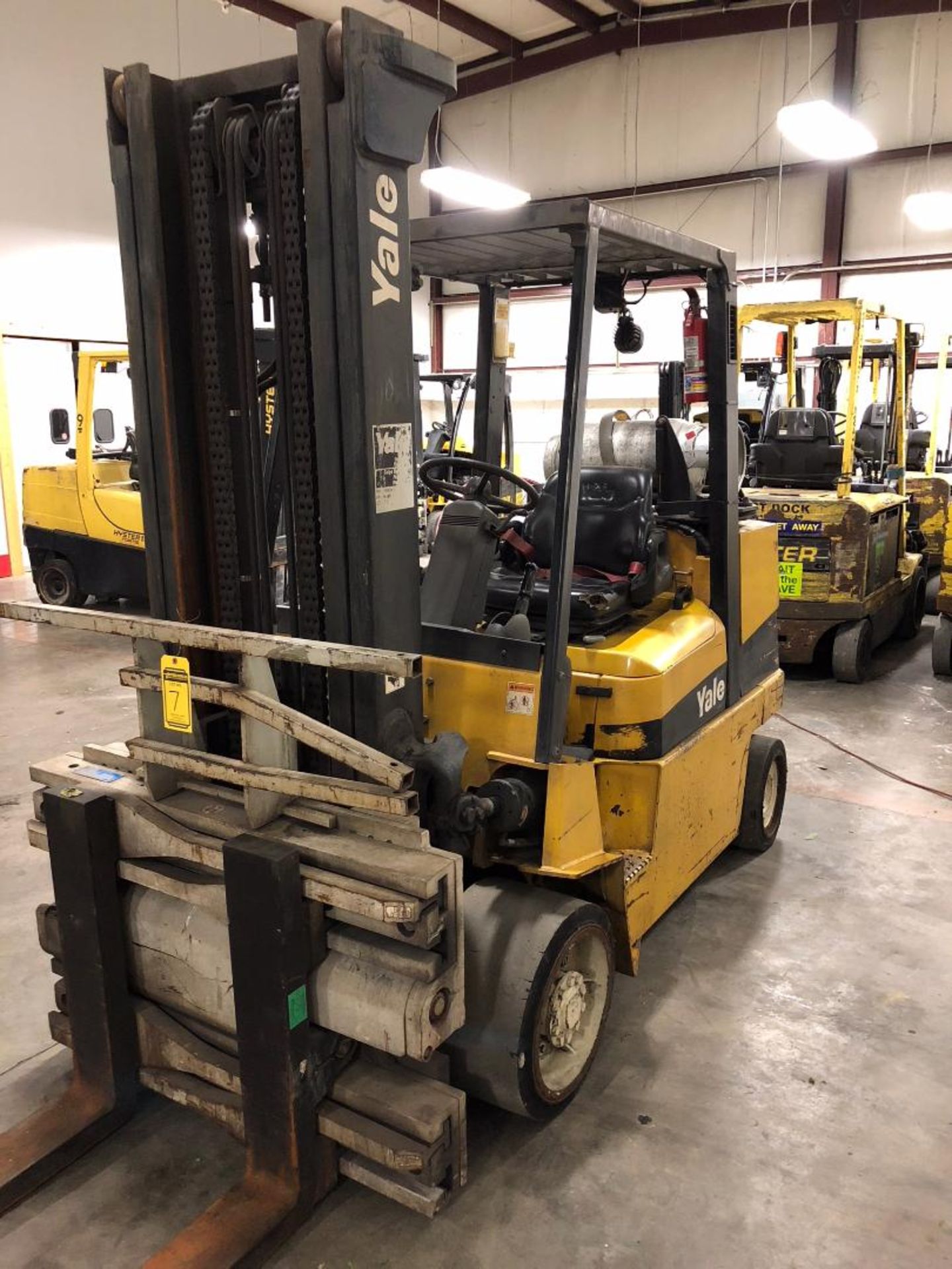 2005 YALE 10,000 LB. CAPACITY FORKLIFT, MODEL: GLC100MJN, S/N: D818V02463C, LPG, SOLID TIRES, 96'' - Image 7 of 9