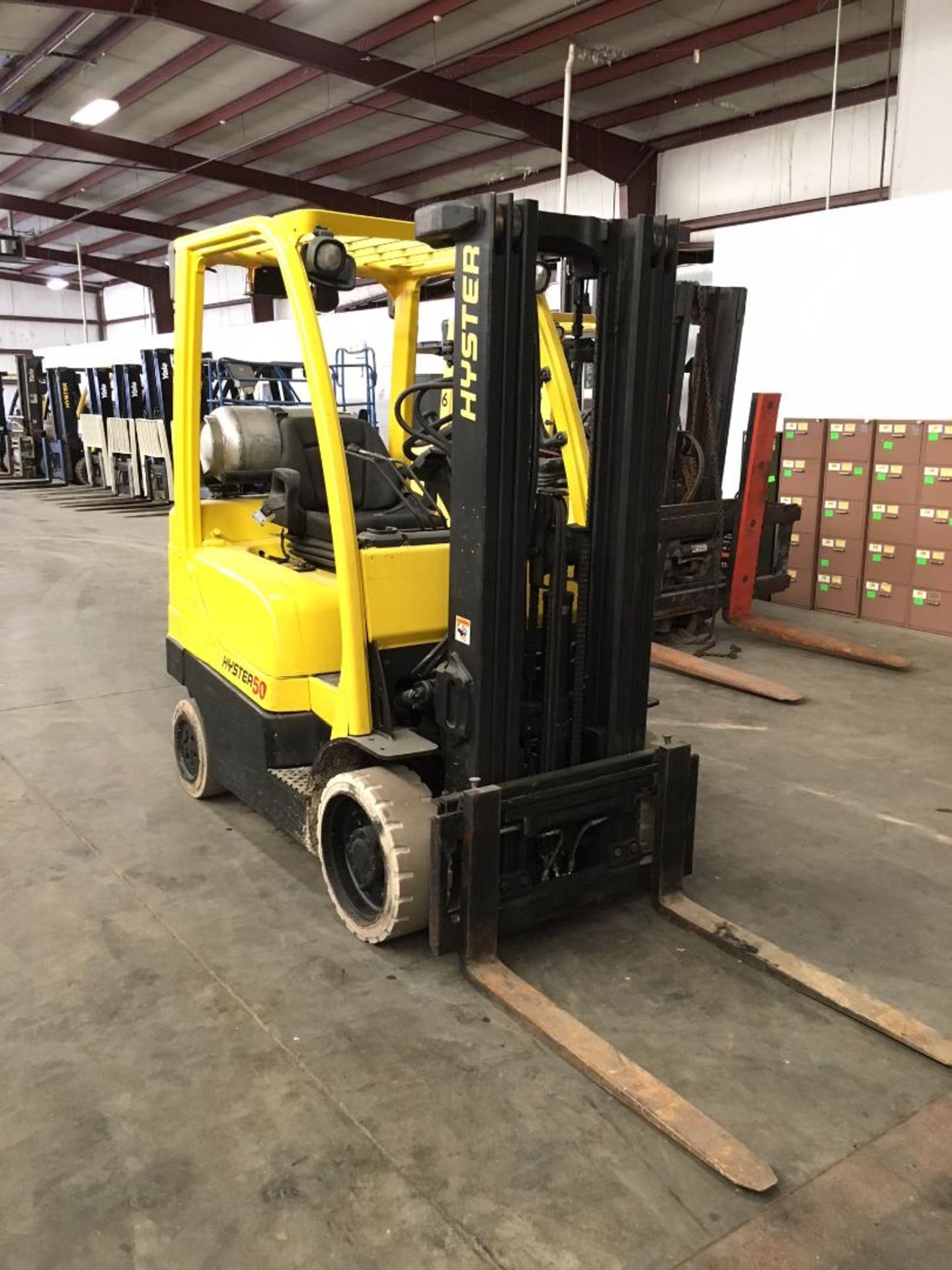 2011 HYSTER 5,000-LB. CAPACITY FORKLIFT, MODEL: S50FT, LPG, SOLID TIRES, 3-STAGE MAST, SIDESHIFT - Image 2 of 5