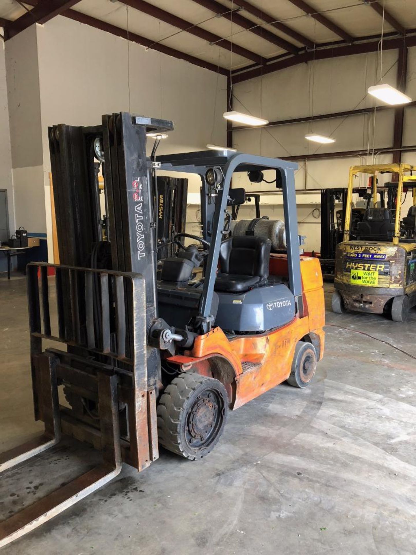 2004 TOYOTA 7,000 LB. FORKLIFT, MODEL: 7FGCU35, S/N: 62521, LPG, LEVER SHIFT, SOLID TIRES, 187''