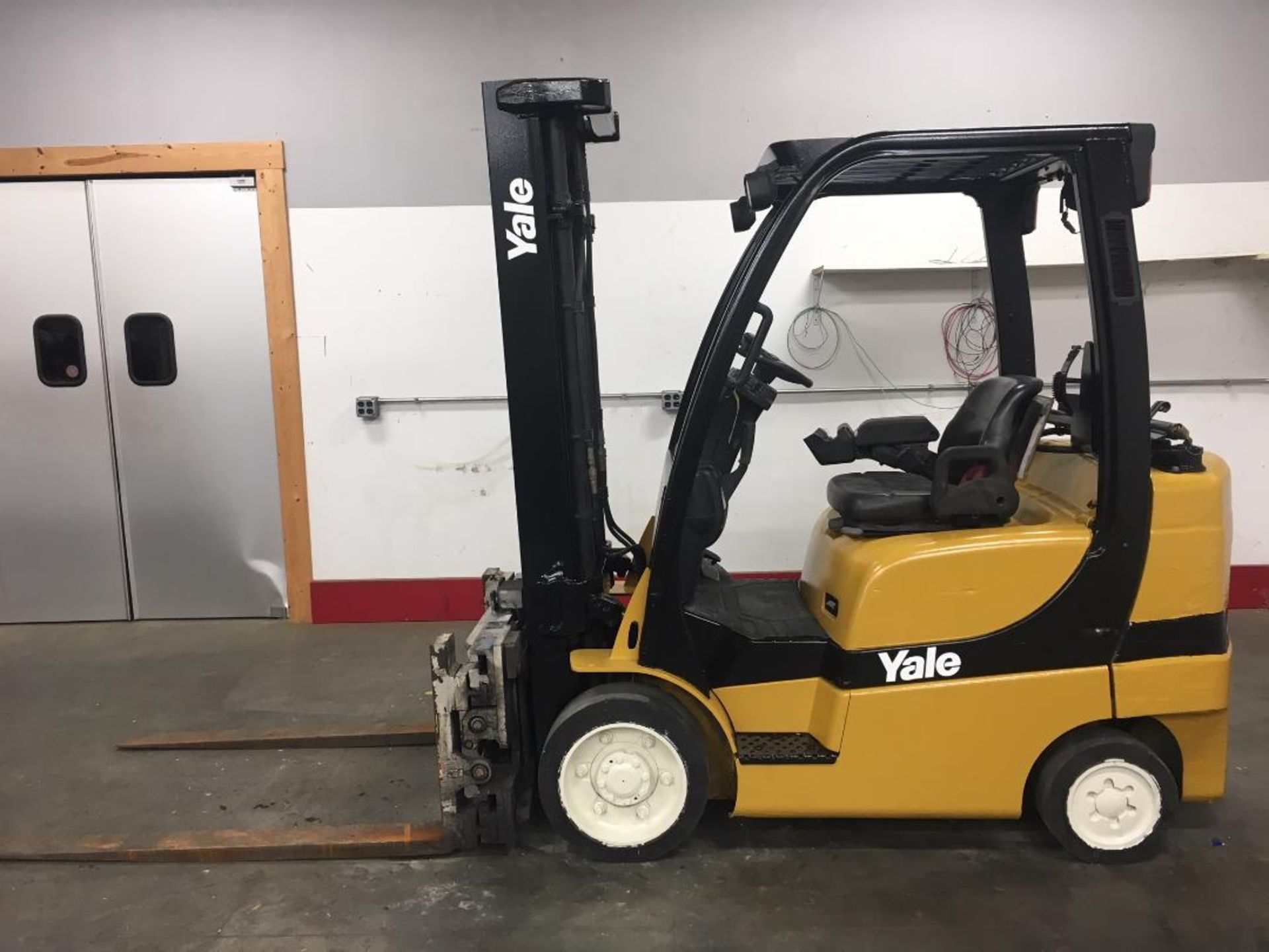 2005 YALE 6,000 LB., MODEL: GLC060VXN, S/N: A910V04355C, LPG, LEVER SHIFT, SOLID TIRES, 133''