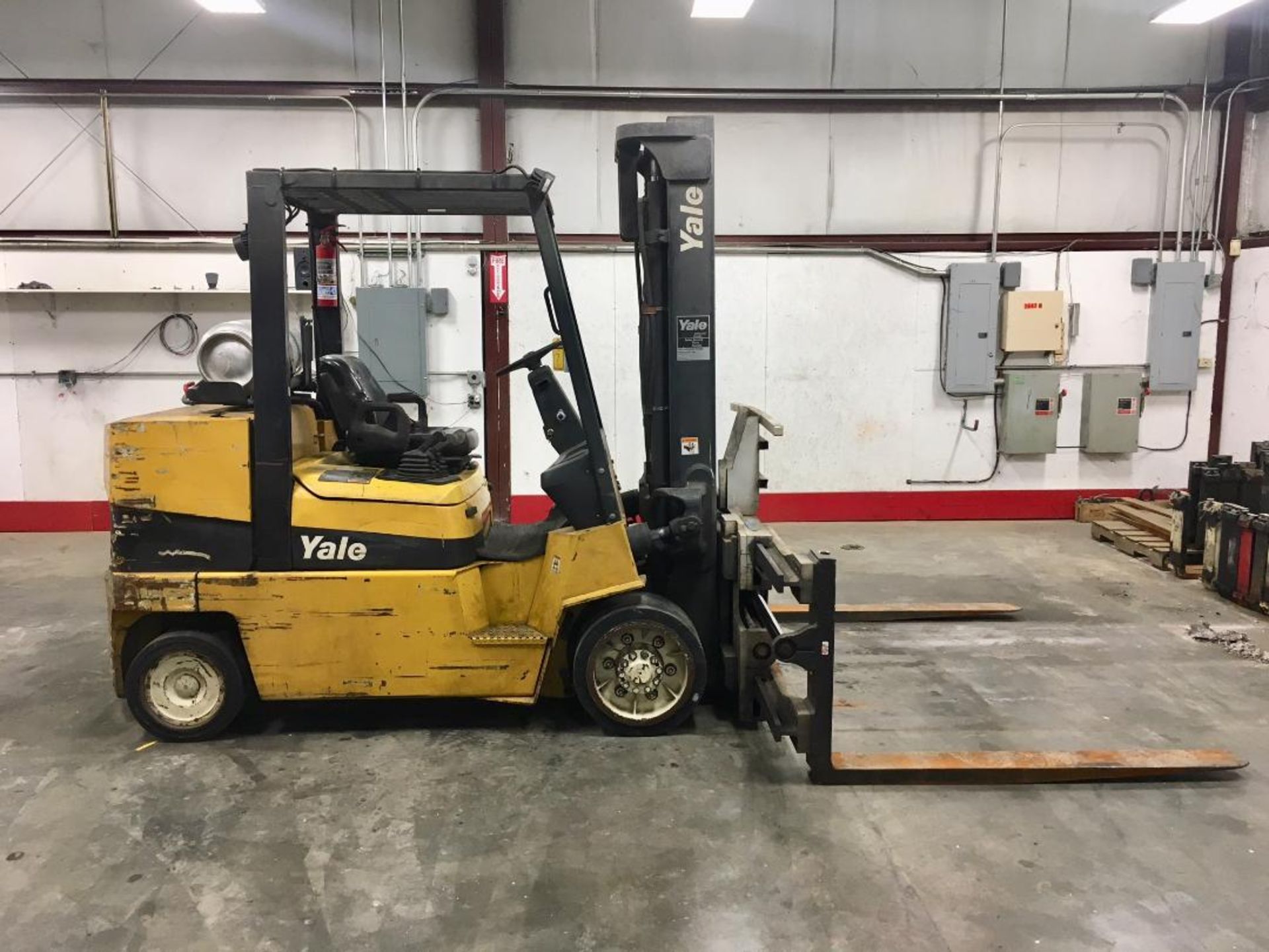 2005 YALE 10,000 LB. CAPACITY FORKLIFT, MODEL: GLC100MJN, S/N: D818V02463C, LPG, SOLID TIRES, 96'' - Image 2 of 9