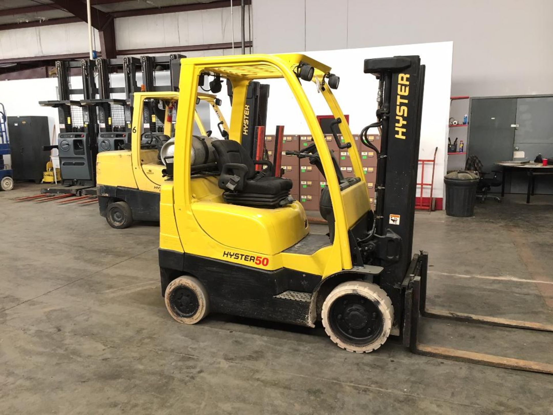 2011 HYSTER 5,000-LB. CAPACITY FORKLIFT, MODEL: S50FT, LPG, SOLID TIRES, 3-STAGE MAST, SIDESHIFT - Image 3 of 5