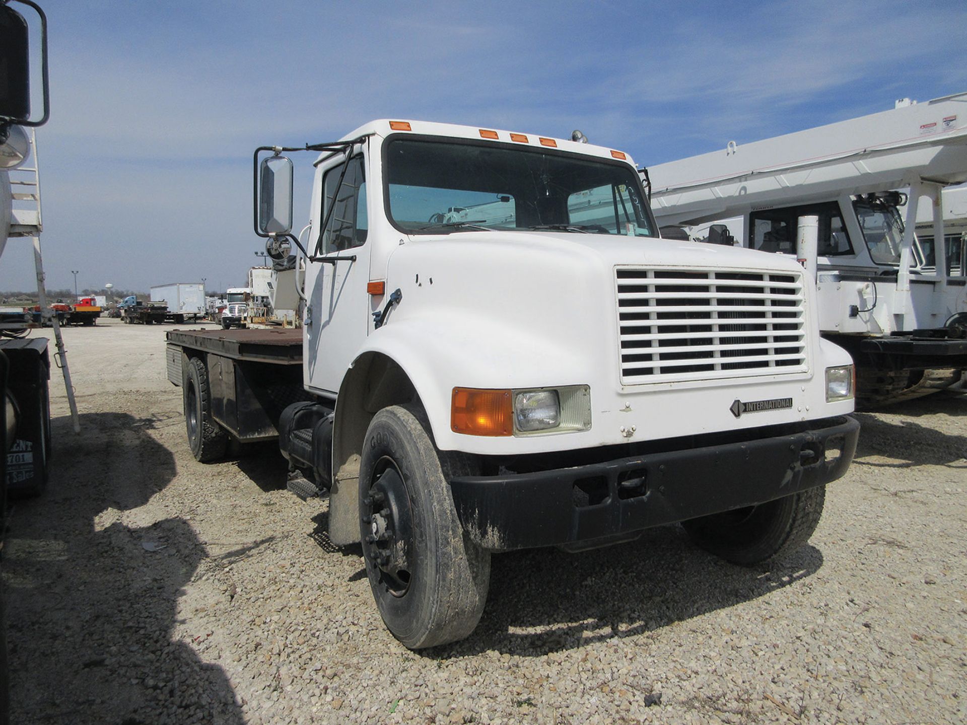 1995 INTERNATIONAL 4900/4X2 S/A STRAIGHT TRUCK, VIN 1HTSDAAN2SH657175, 5-SPEED MANUAL