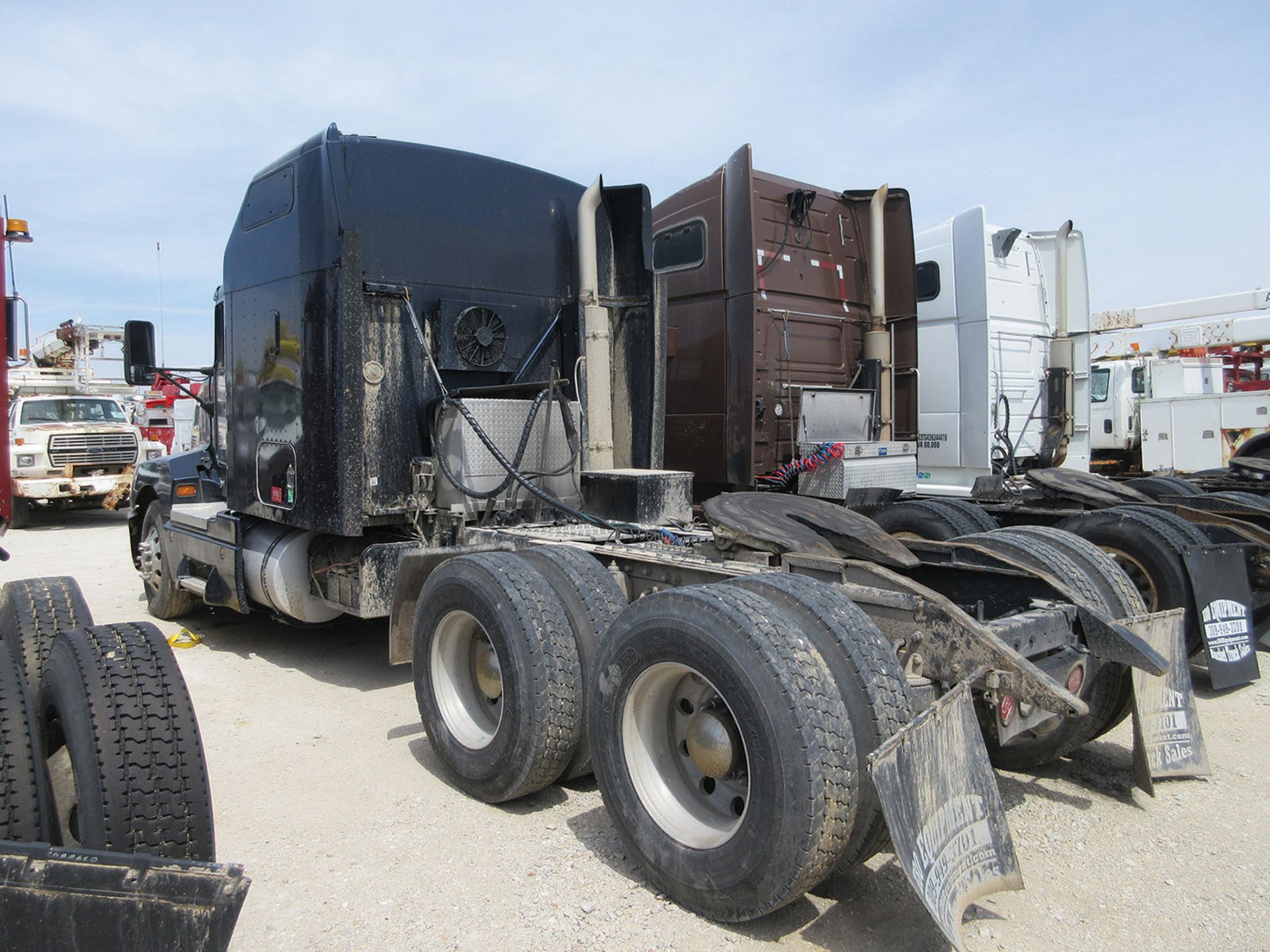 2005 KENWORTH T600 T/A TWIN SCREW ROAD TRACTOR W/SLEEPER CAB, CHASSIS VIN 1XKAD49X65J088199, EATON - Image 2 of 3