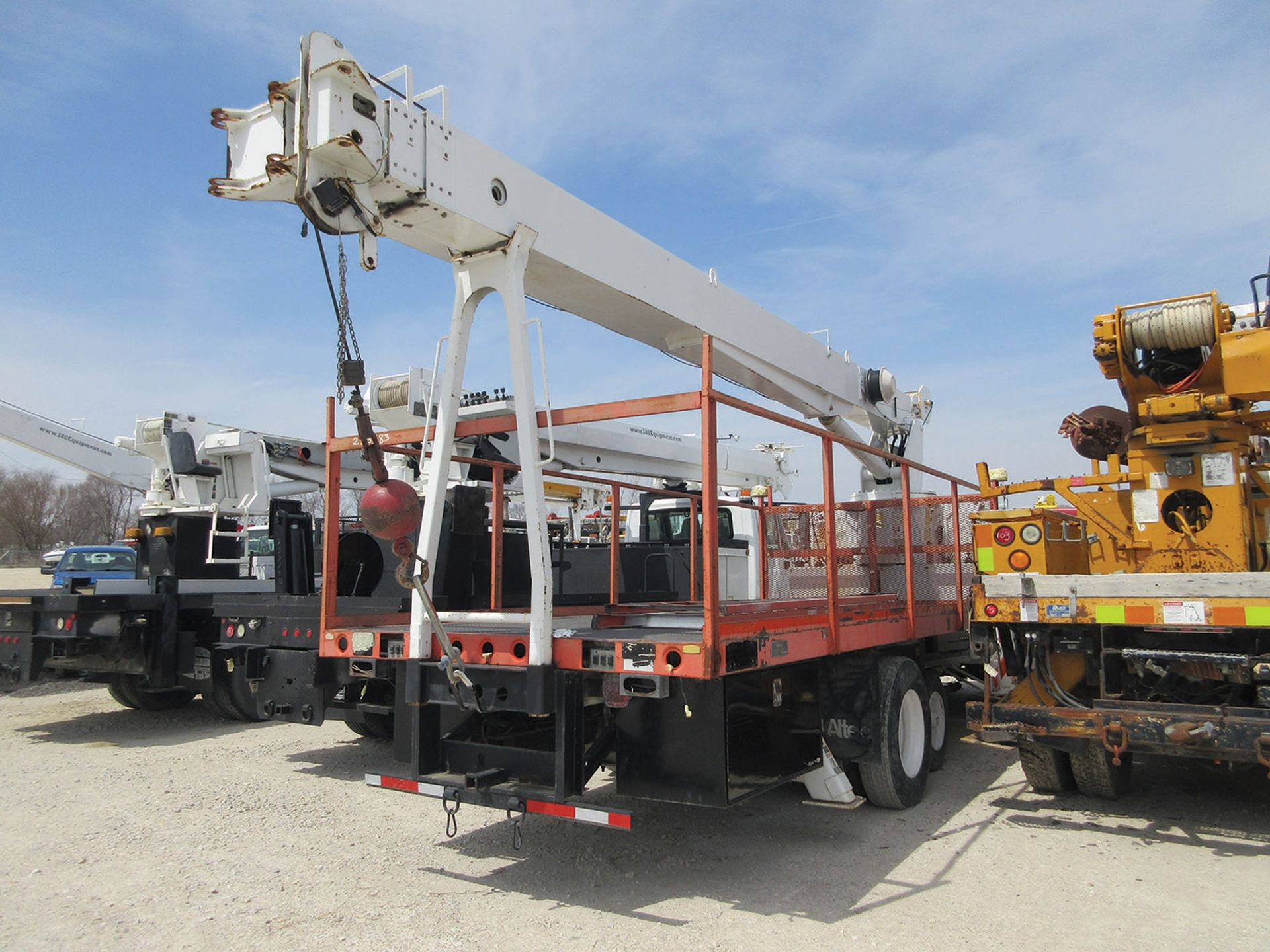 ALTEC AC18-70-B TELESCOPING BOOM CRANE; S/N 0905EP0016, FRONT MOUNTED ON 2006 FORD F-750 XLT SUPER - Image 2 of 4