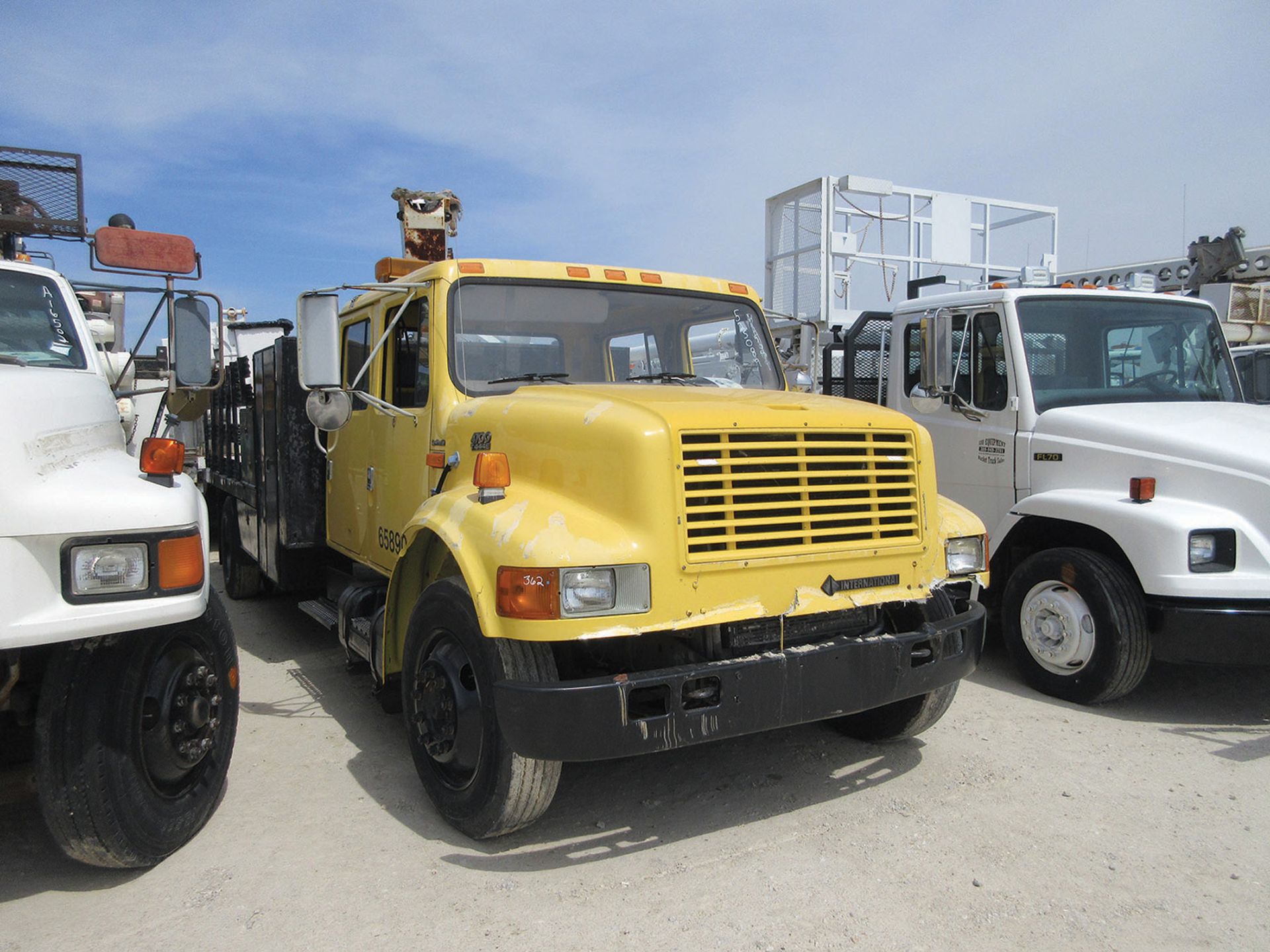 DUR-A-LIFT TELESCOPING BOOM SINGLE MAN NON-INSULATED BUCKET, MOUNTED ON 1998 INTERNATIONAL 4700 LP