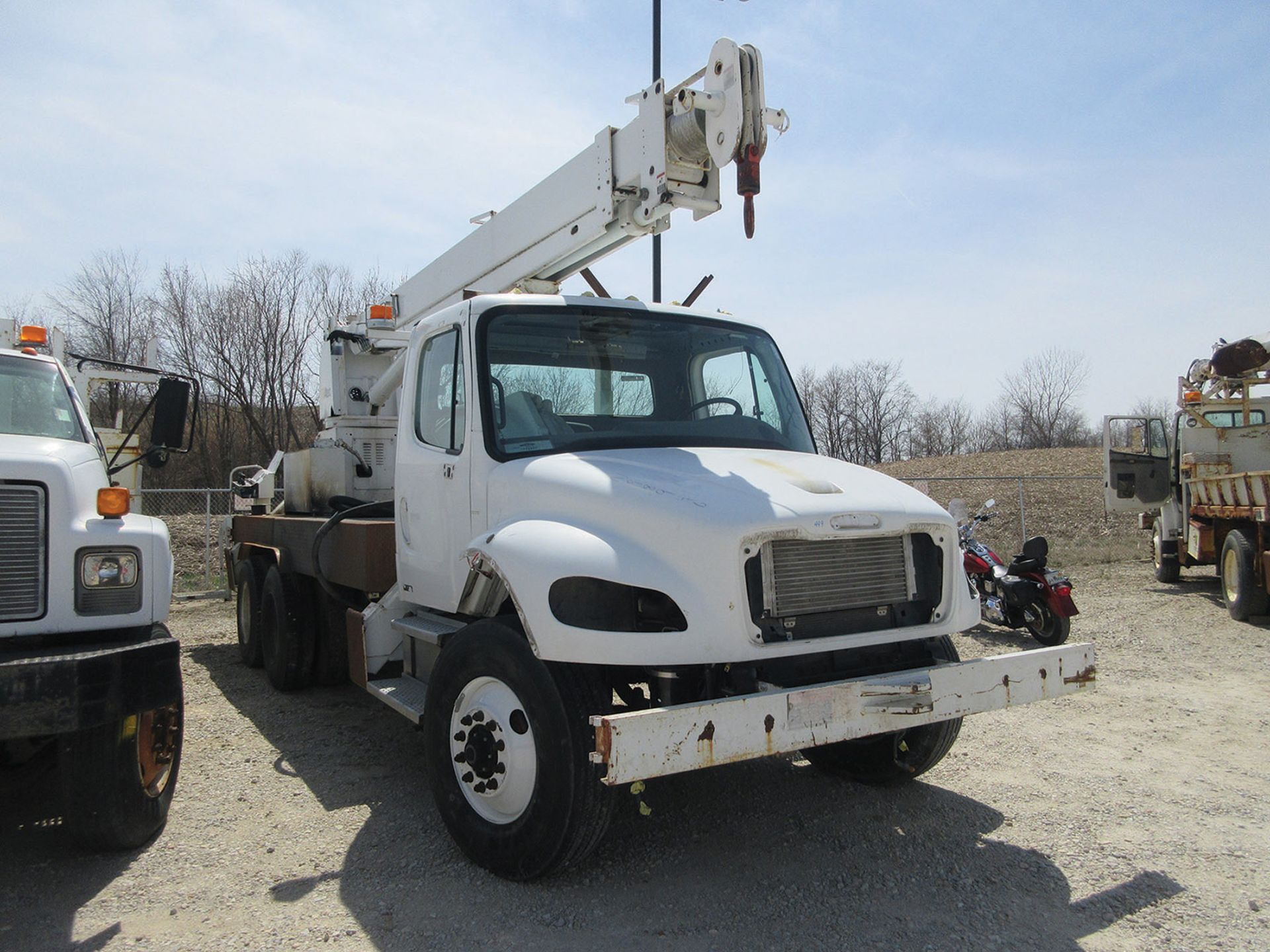 ALTEC CRANE, TELESCOPING BOOM, S/N 0AB03140-01 MOUNTED ON 2005 FREIGHTLINER T/A FLATBED TRUCK, VIN