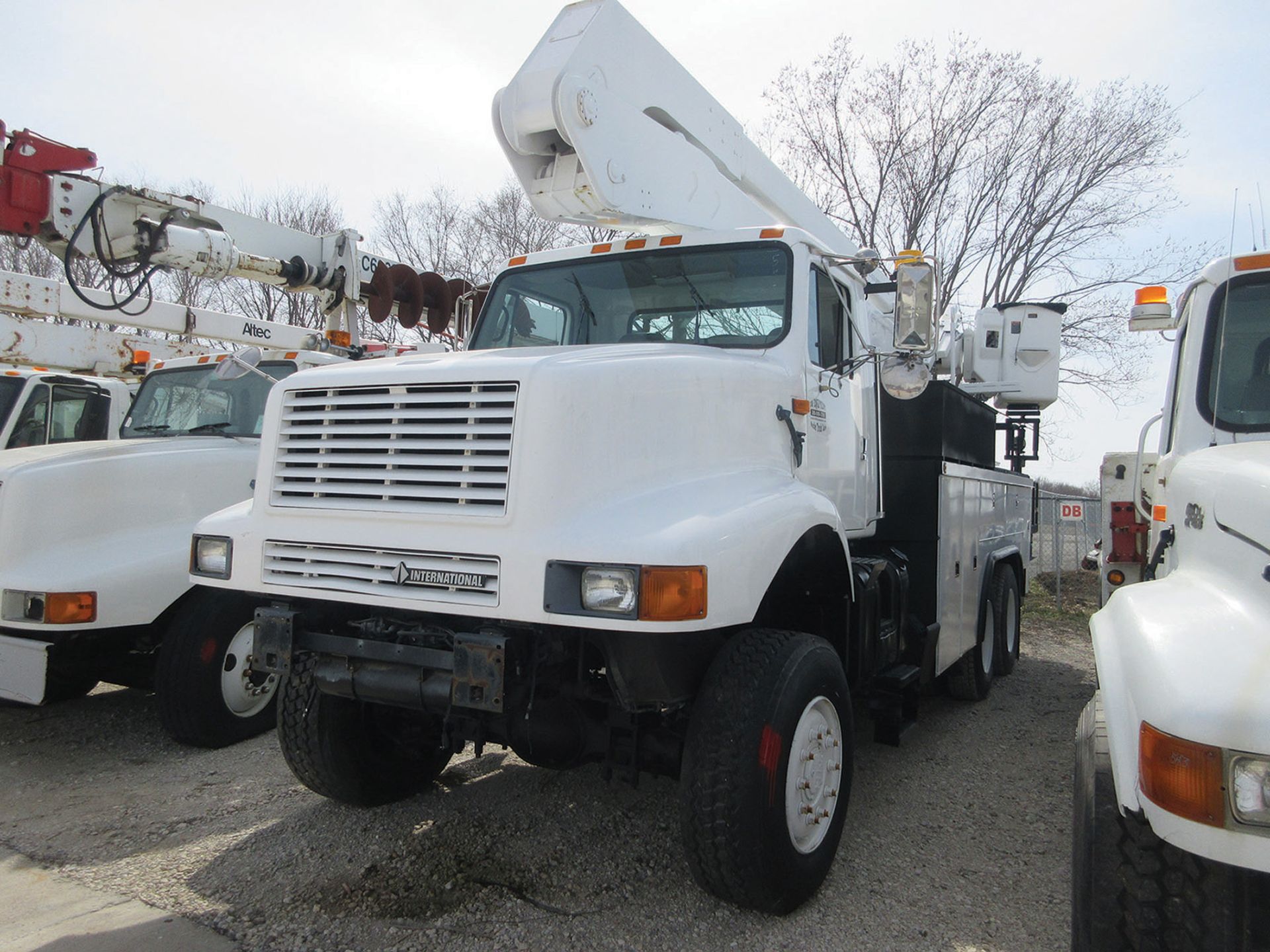 ALTEC BUCKET TRUCK, 60' (EST) REACH, OUTRIGGERS - MOUNTED ON 2003 INTERNATIONAL 2600/6X4 T/A 4WD - Image 2 of 4