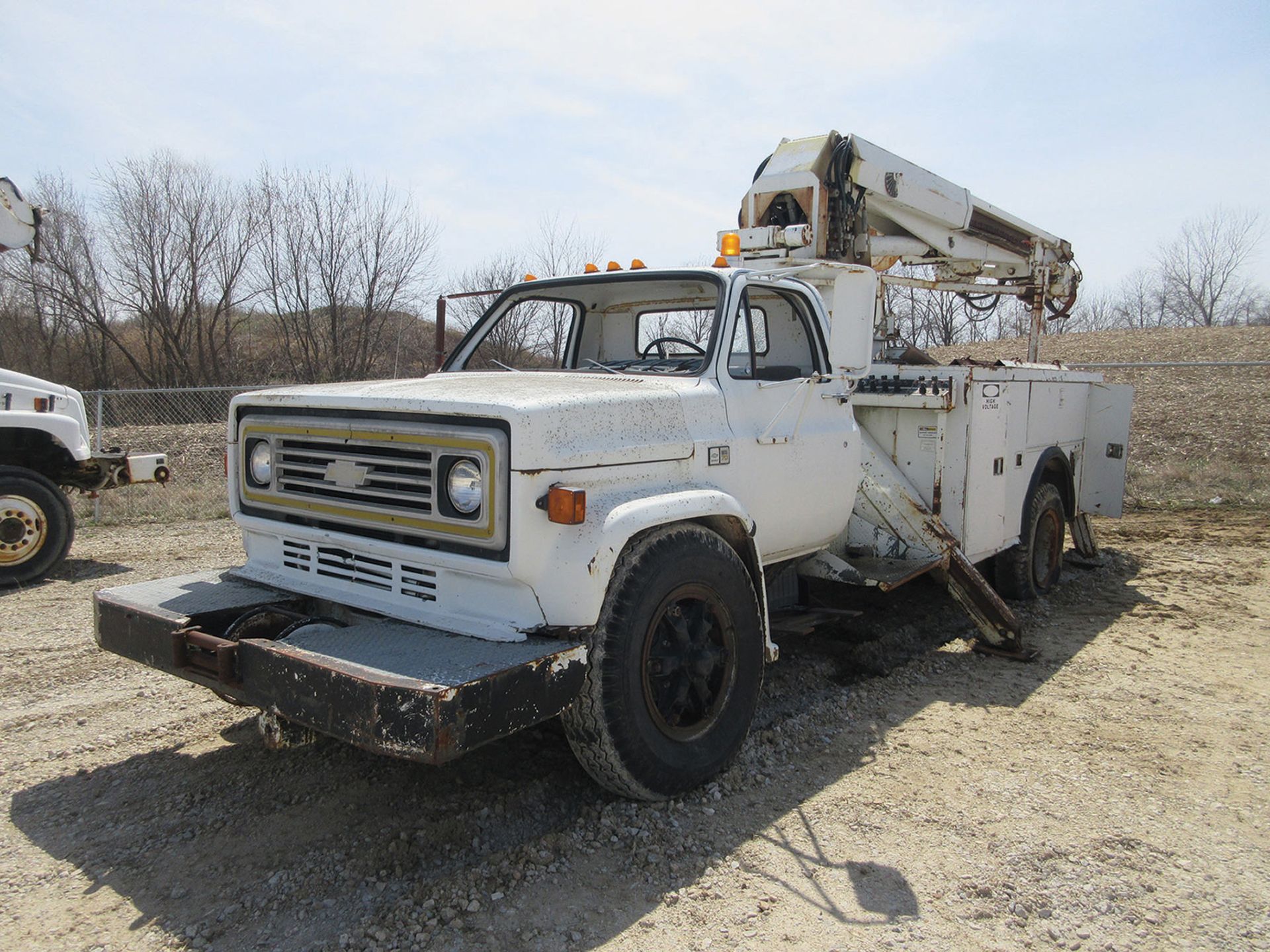 ALTEC D900A-B POLE SETTER, S/N 0085-B1278, MOUNTED ON 1985 CHEVROLET 70 DIESEL S/A UTILITY TRUCK,
