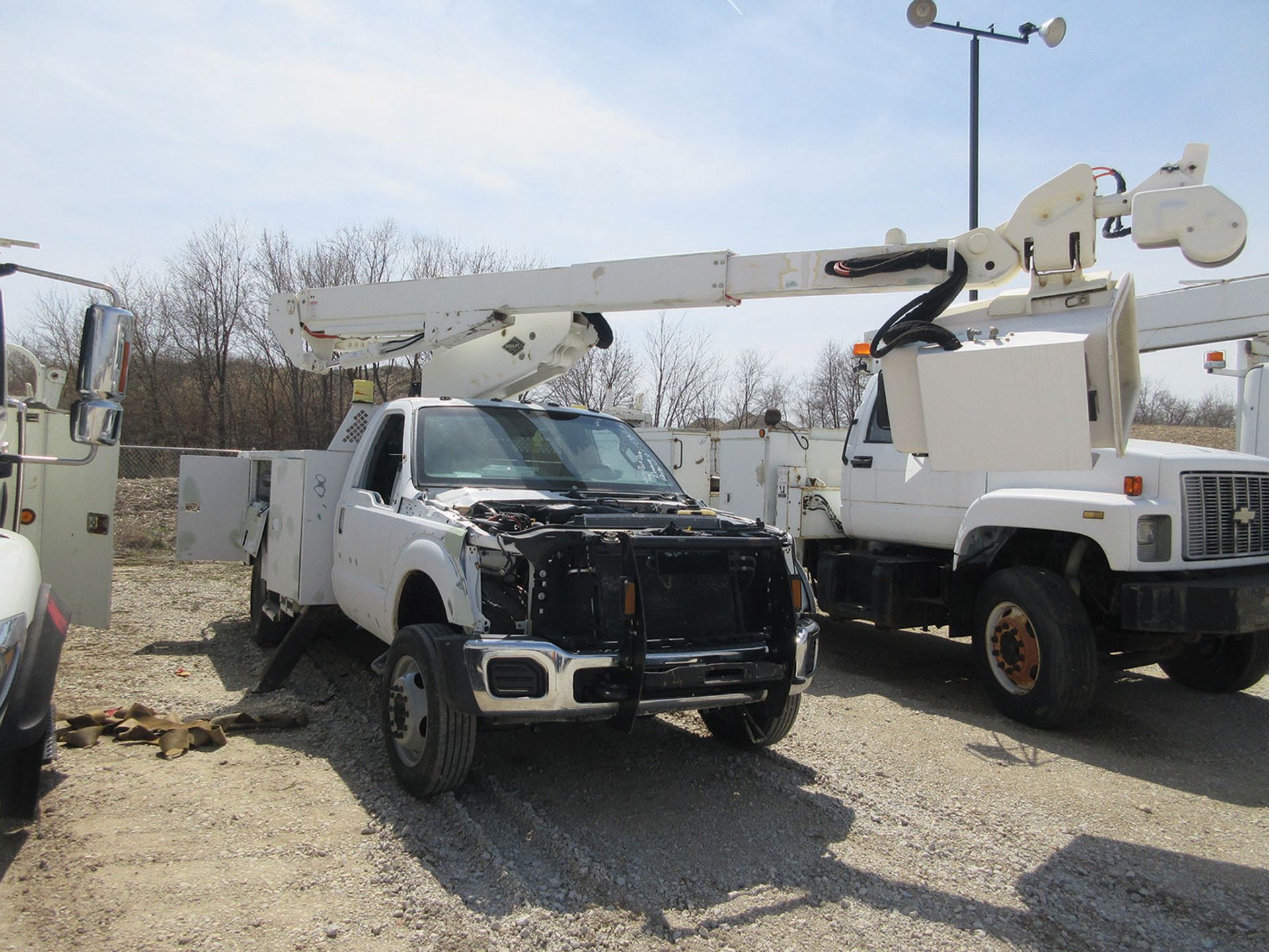 VERSALIFT KNUCKLE BOOM, 7-LEVEL CONTROLS, 2-MAN BUCKET, S/N KW100031 MOUNTED ON 2011 FORD F-550