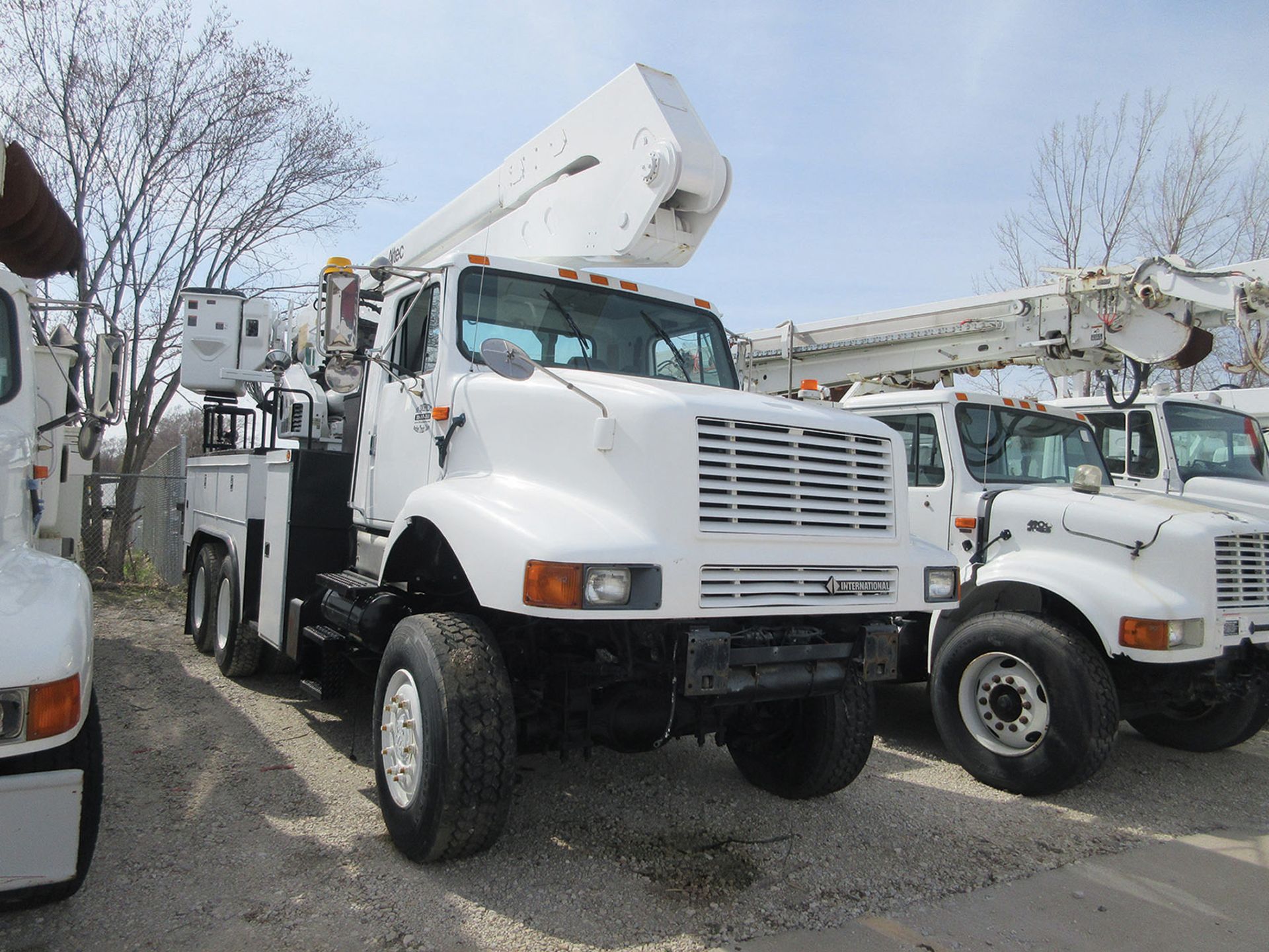 ALTEC BUCKET TRUCK, 60' (EST) REACH, OUTRIGGERS - MOUNTED ON 2003 INTERNATIONAL 2600/6X4 T/A 4WD