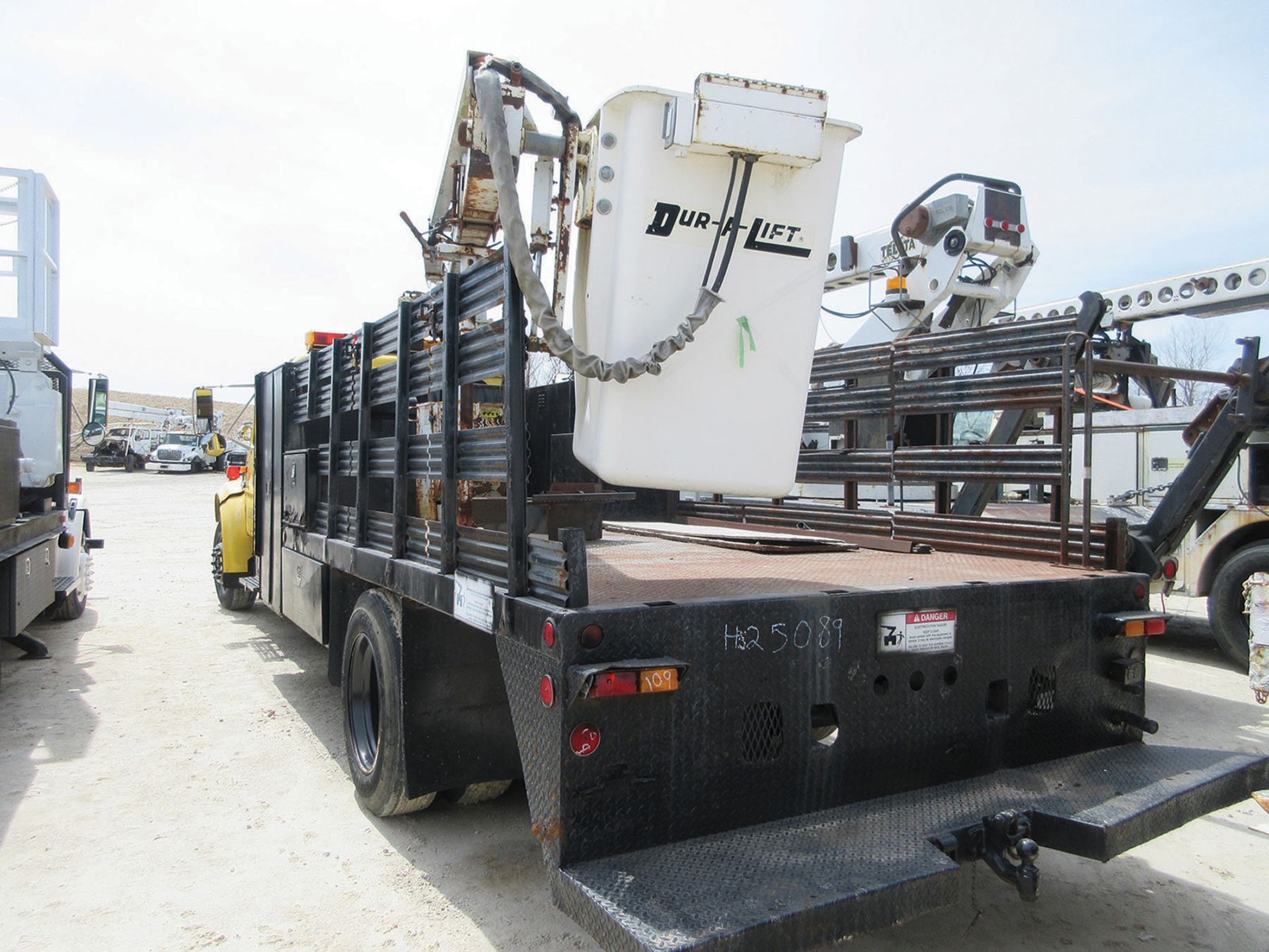 DUR-A-LIFT TELESCOPING BOOM SINGLE MAN NON-INSULATED BUCKET, MOUNTED ON 1998 INTERNATIONAL 4700 LP - Image 2 of 4