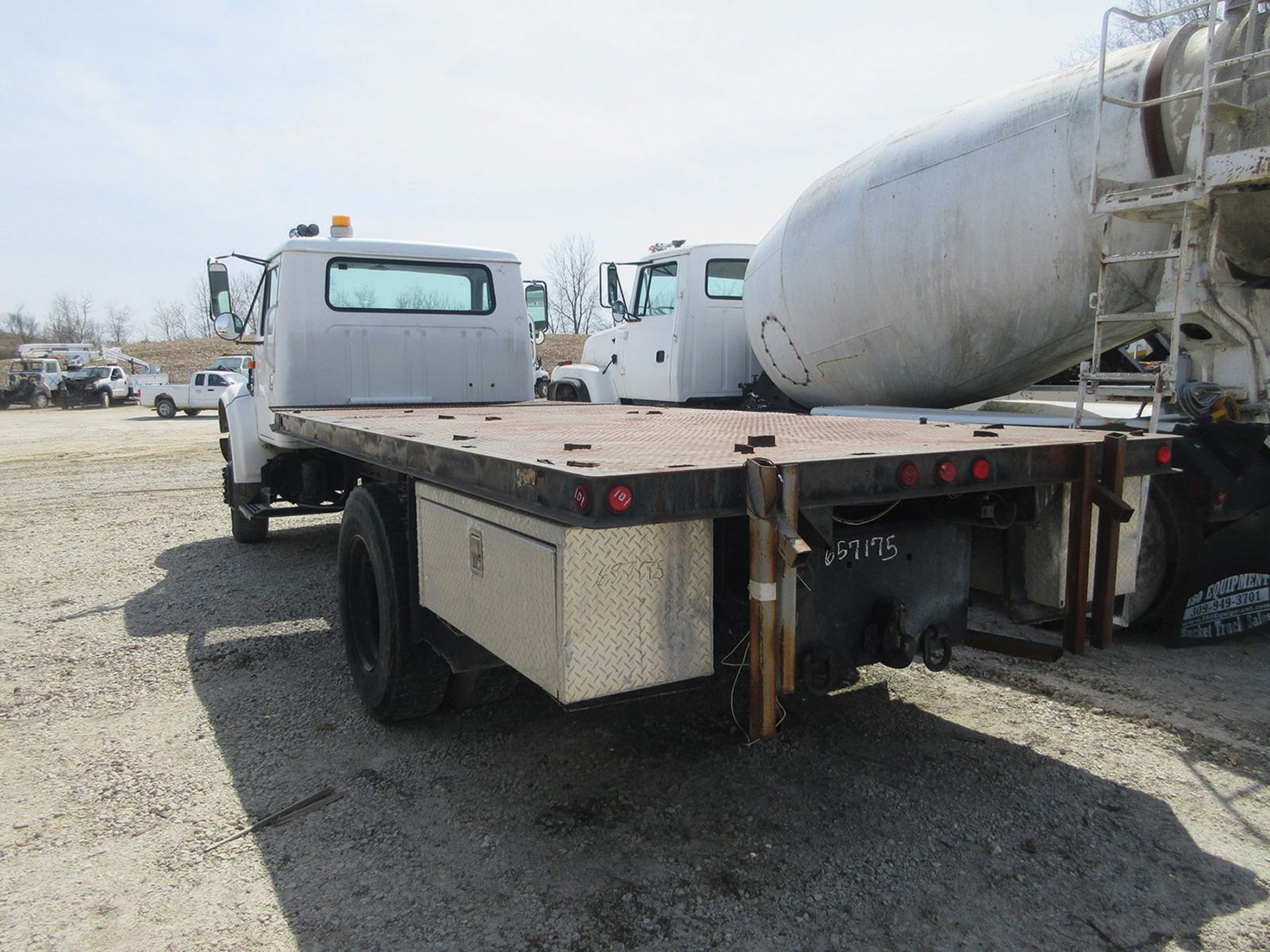 1995 INTERNATIONAL 4900/4X2 S/A STRAIGHT TRUCK, VIN 1HTSDAAN2SH657175, 5-SPEED MANUAL - Image 2 of 3