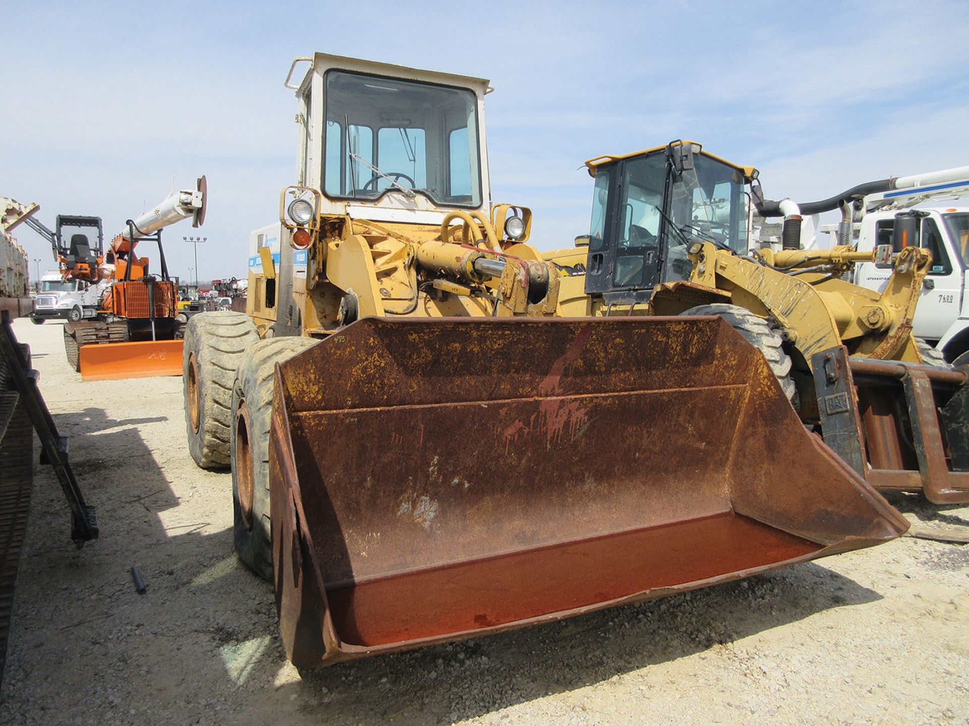 INTERNATIONAL 530 PAYLOADER 4WD ARTICULATING WHEEL LOADER, 20.5-25 TIRES, 96'' WIDE FRONT BUCKET