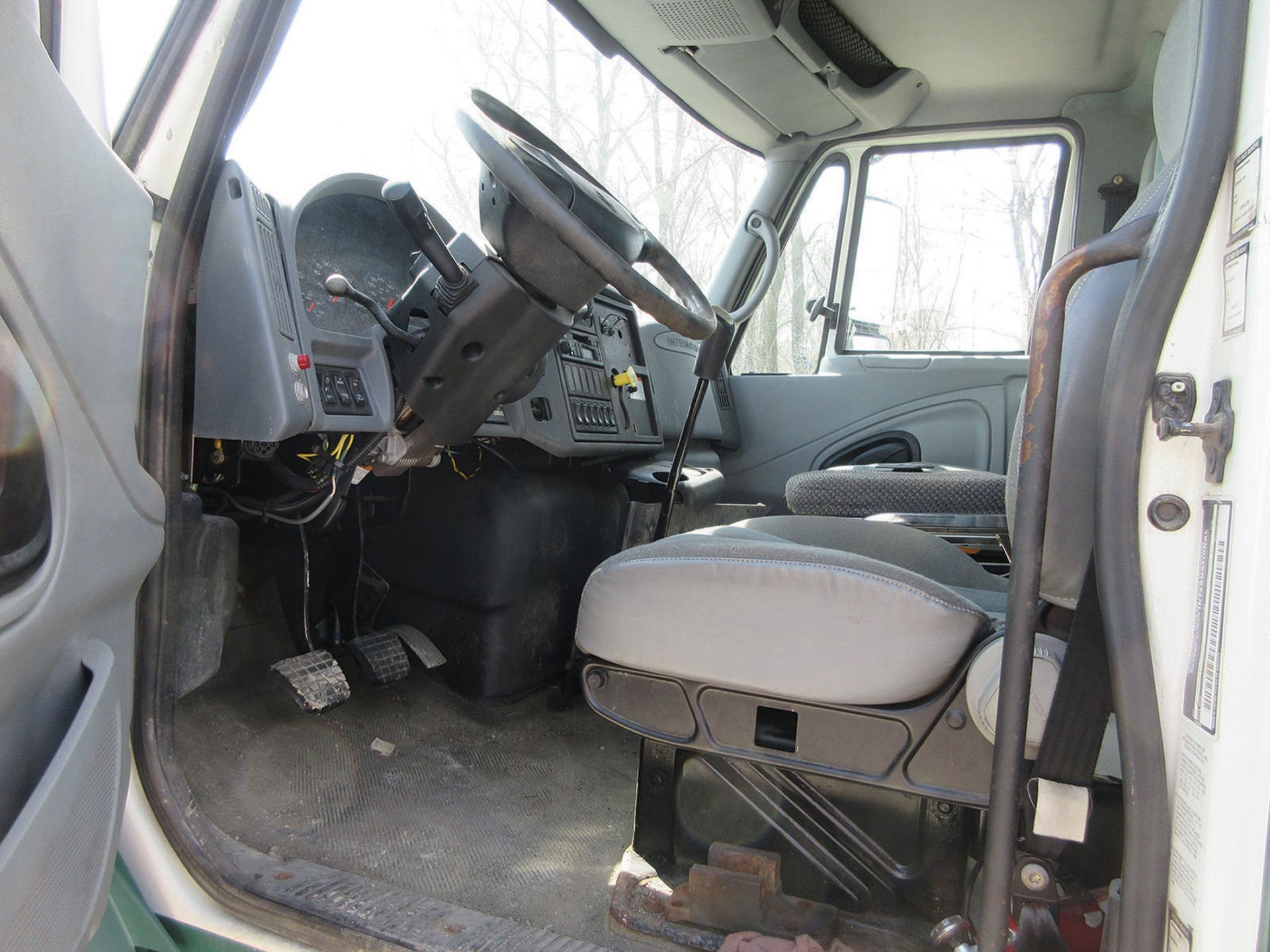 2004 INTERNATIONAL 4300SBA 4X2 S/A VAN BODY TRUCK, VIN 1HTMMAAN64H650578, 6-SPEED EATON MANUAL - Image 3 of 3