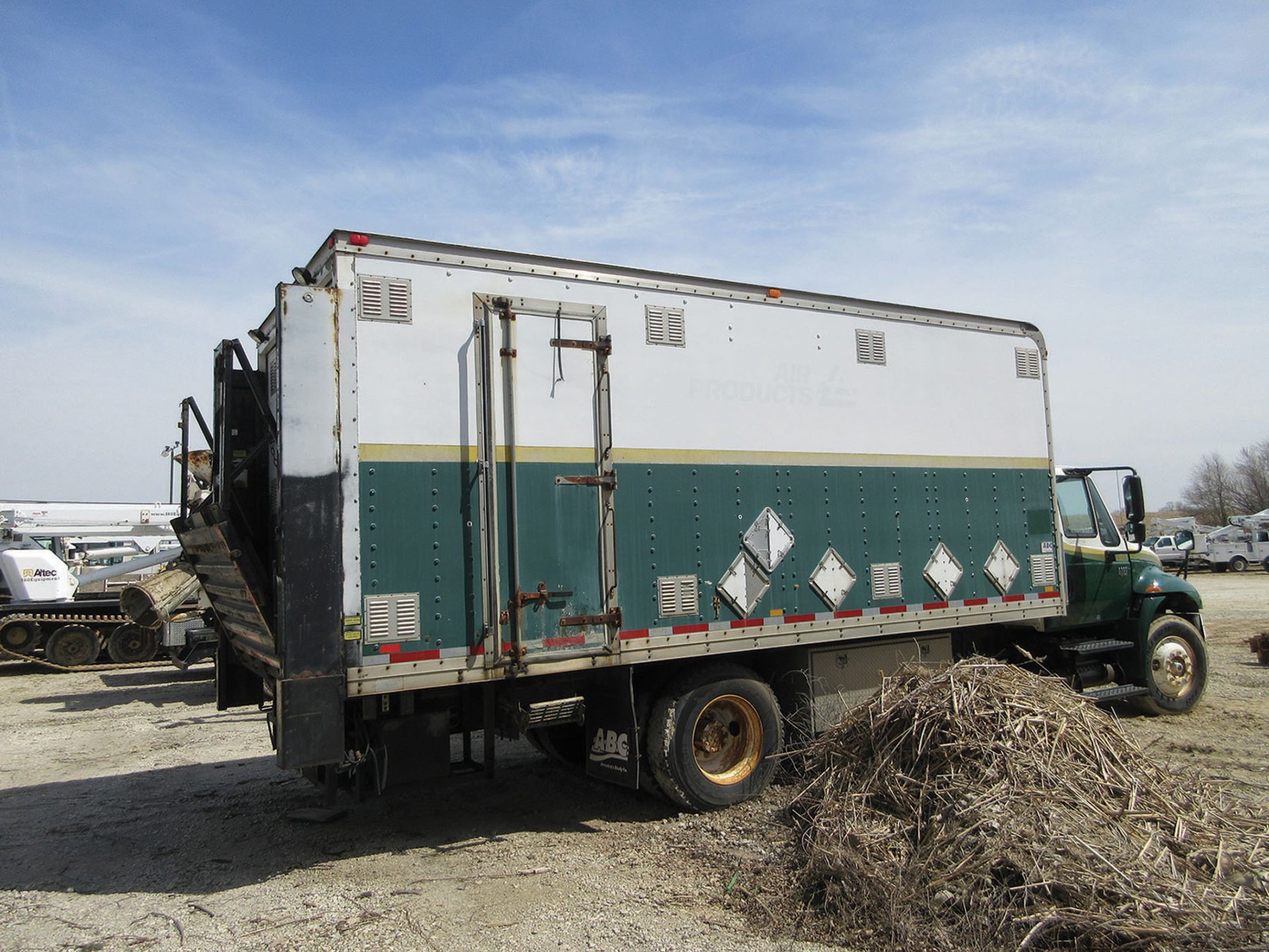 2004 INTERNATIONAL 4300SBA 4X2 S/A VAN BODY TRUCK, VIN 1HTMMAAN64H650578, 6-SPEED EATON MANUAL - Image 2 of 3