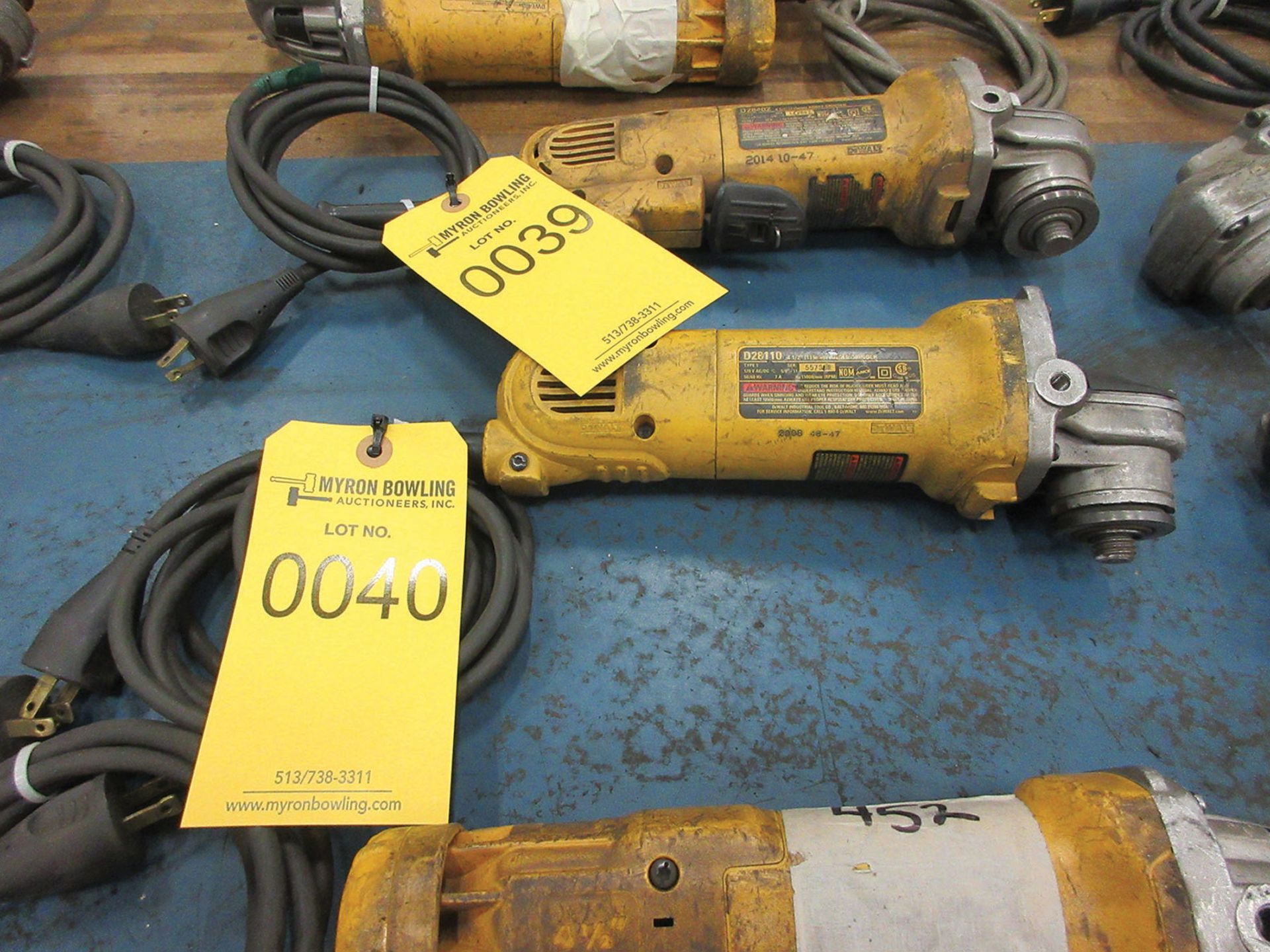 DEWALT 4 1/2'' ANGLE GRINDER