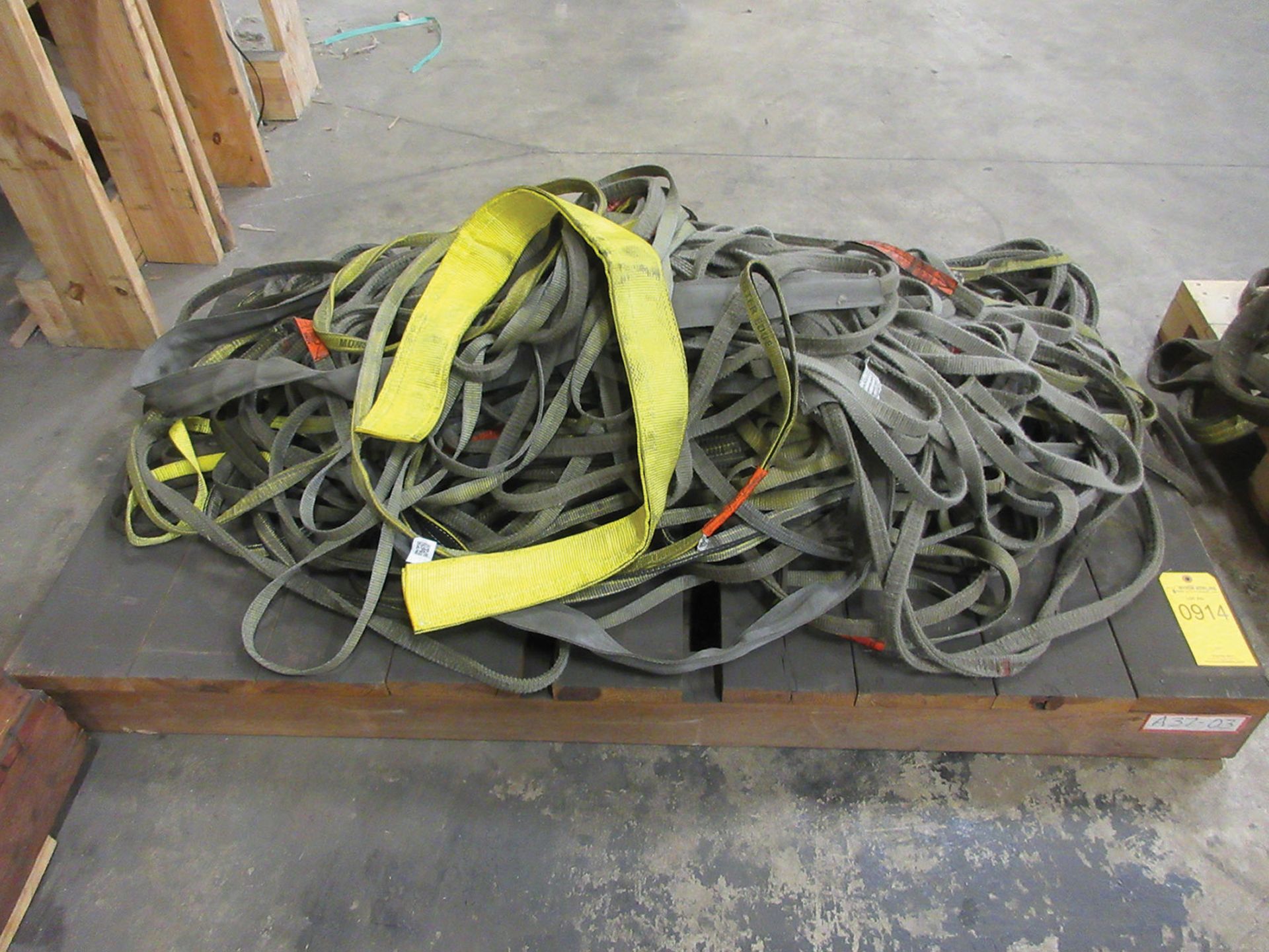 PLATE WITH ASSORTED NYLON LIFT SLINGS