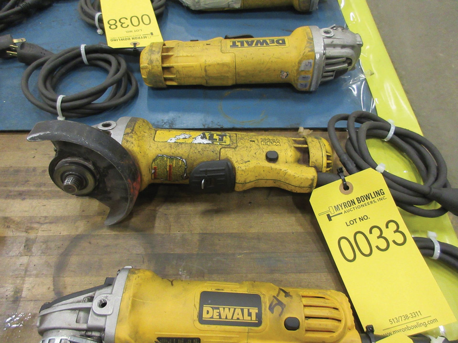 DEWALT 4 1/2'' ANGLE GRINDER