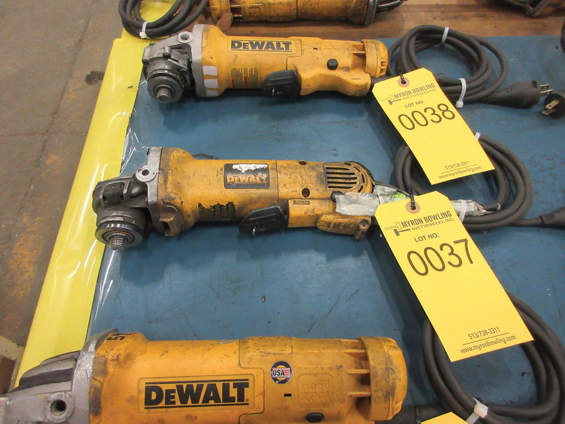 DEWALT 4 1/2'' ANGLE GRINDER