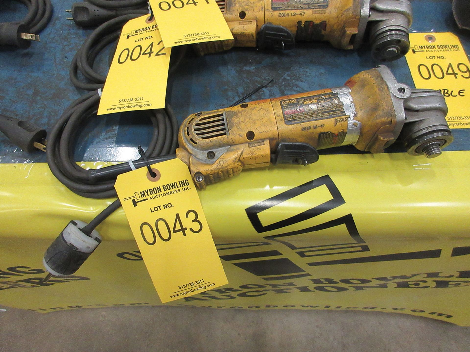 DEWALT 4 1/2'' ANGLE GRINDER