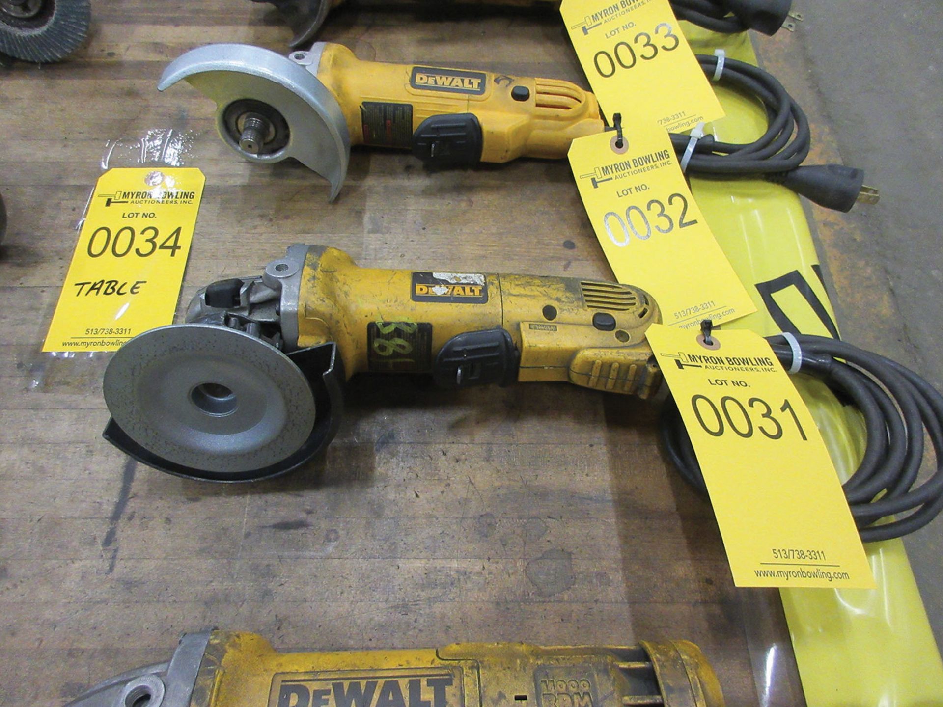 DEWALT 4 1/2'' ANGLE GRINDER