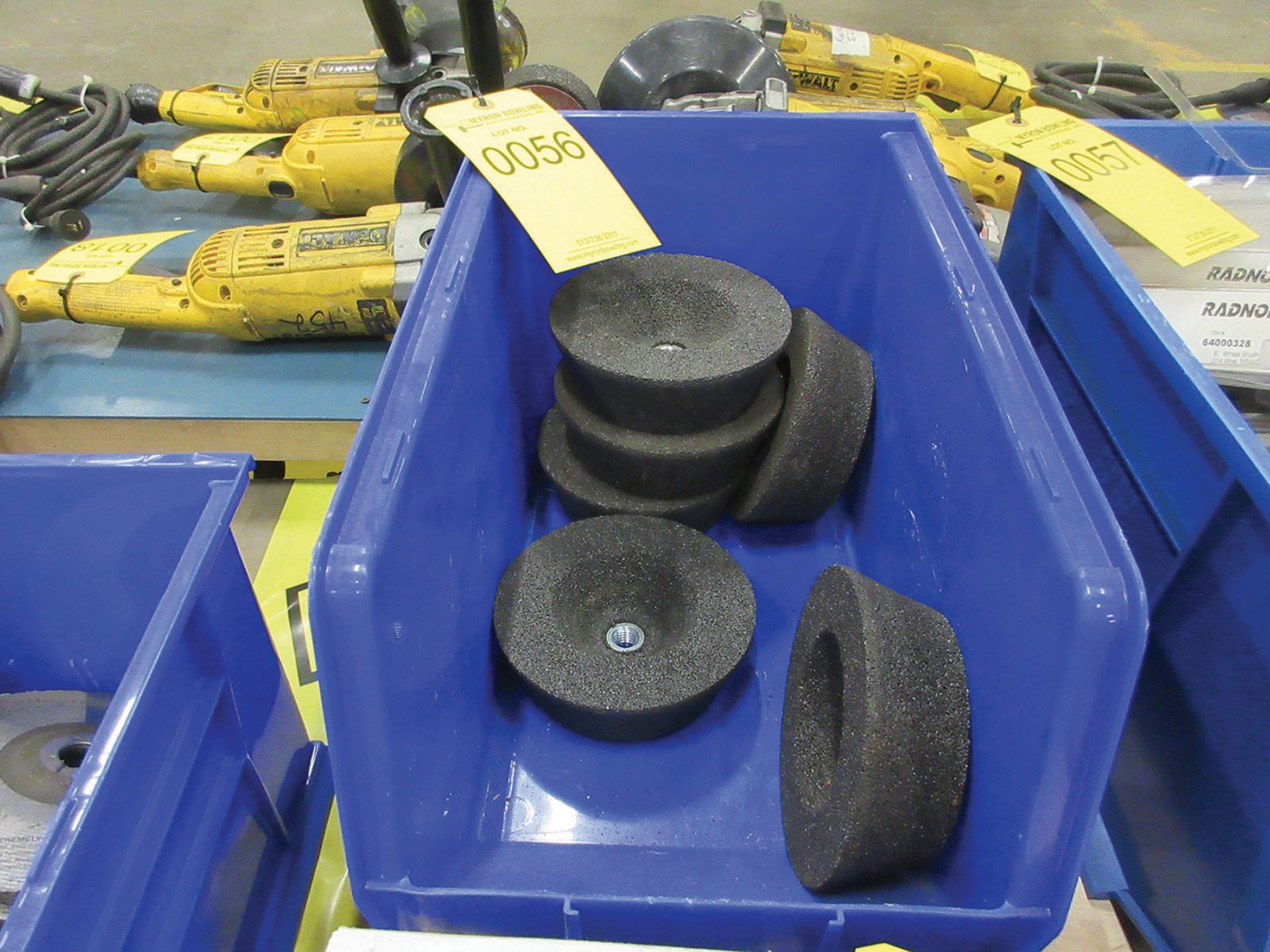 TOTE WITH 6'' ABRASIVE DISCS