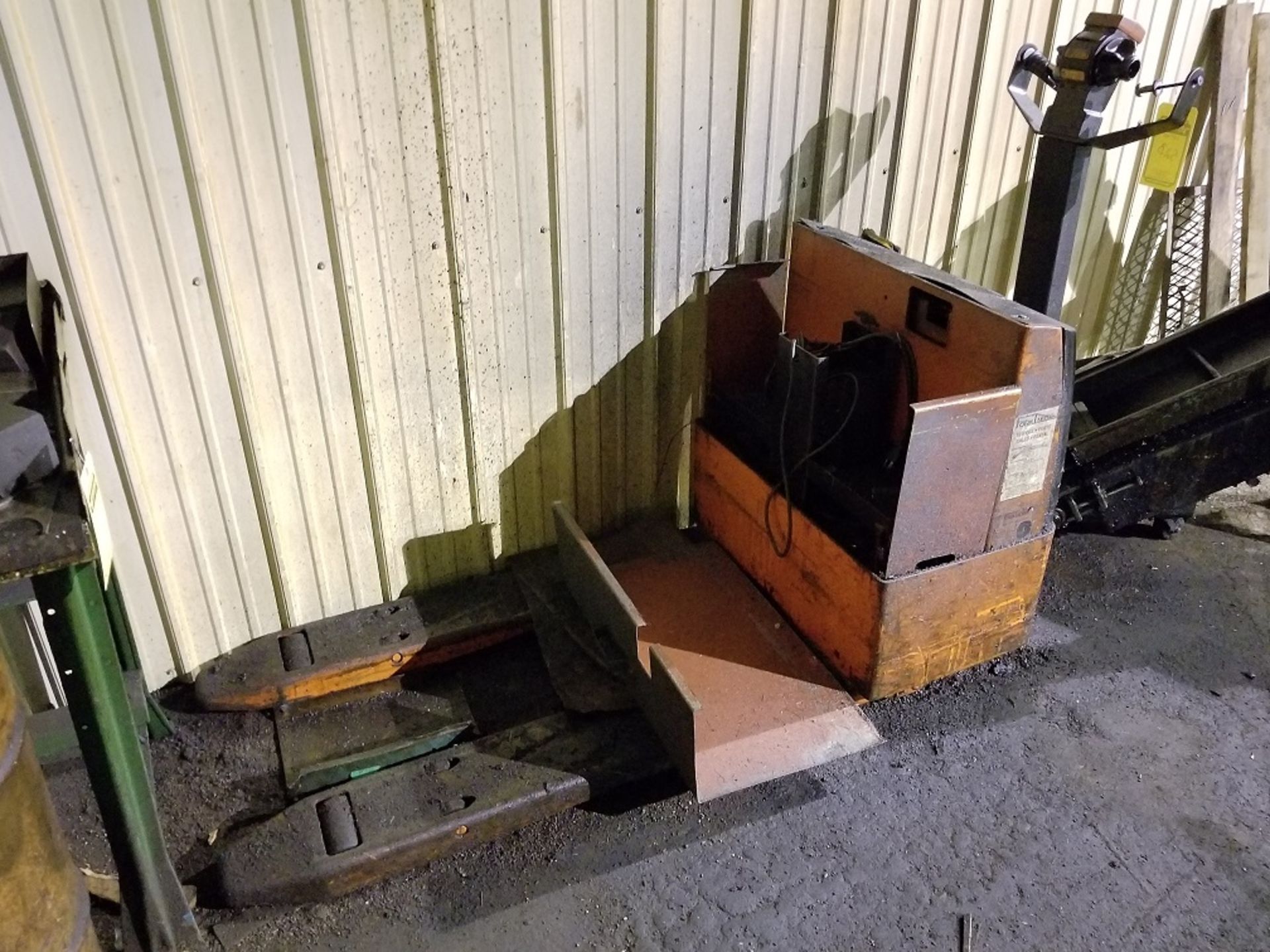 BIG JOE ELECTRIC LIFT TRUCK, 24-V ELECTRIC PALLET JACK (NEEDS REPAIR) - Image 2 of 2