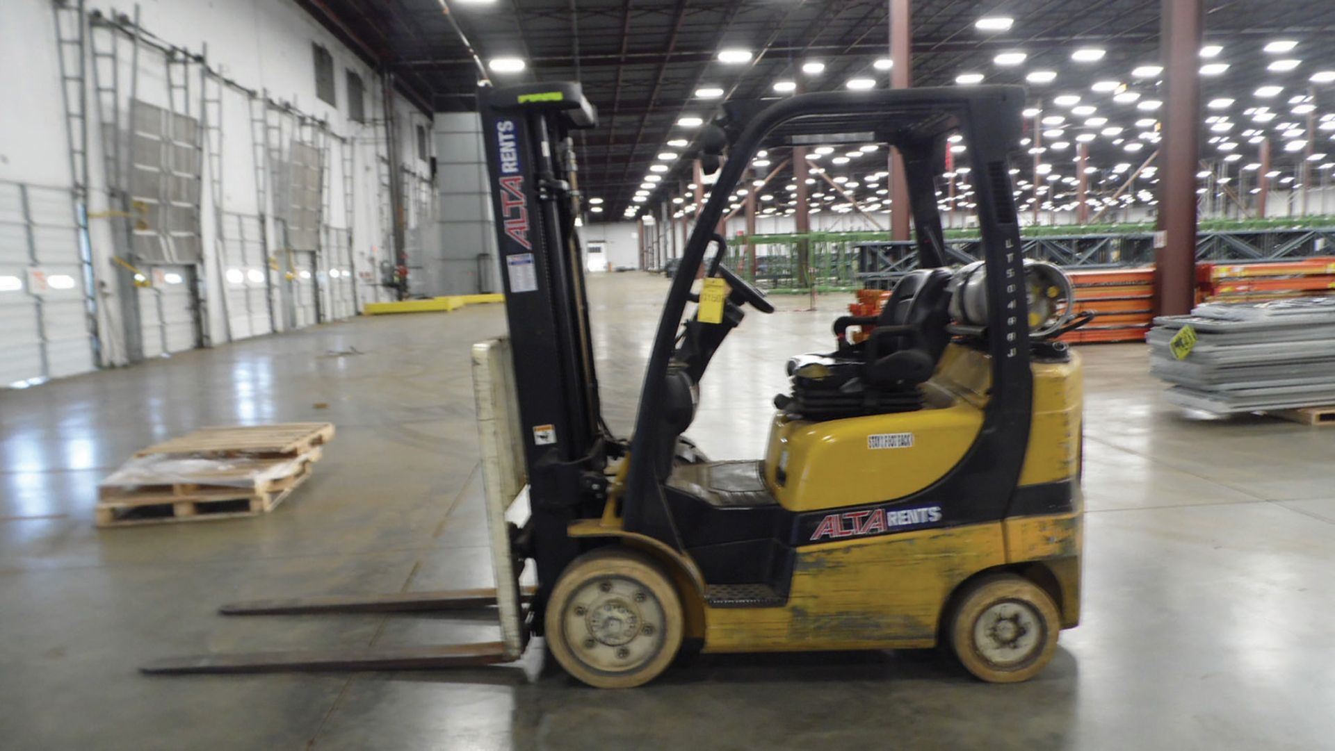 2011 YALE 5,000 LB. CAPACITY FORKLIFT; MODEL GLX050VXNVRE088, SOLID NON-MARKING TIRES, 3-STAGE MAST,
