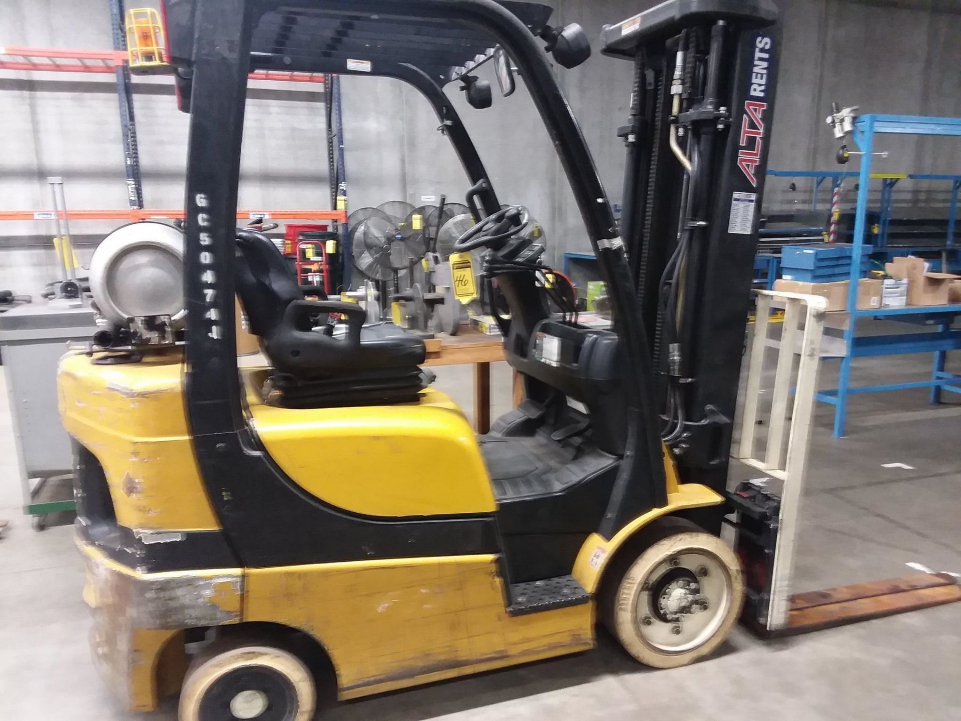 2011 YALE GLC05OVX 5,000 LB. CAPACITY FORKLIFT, LPG, SIDESHIFT, SOLID NON-MARKING TIRES, 3-STAGE