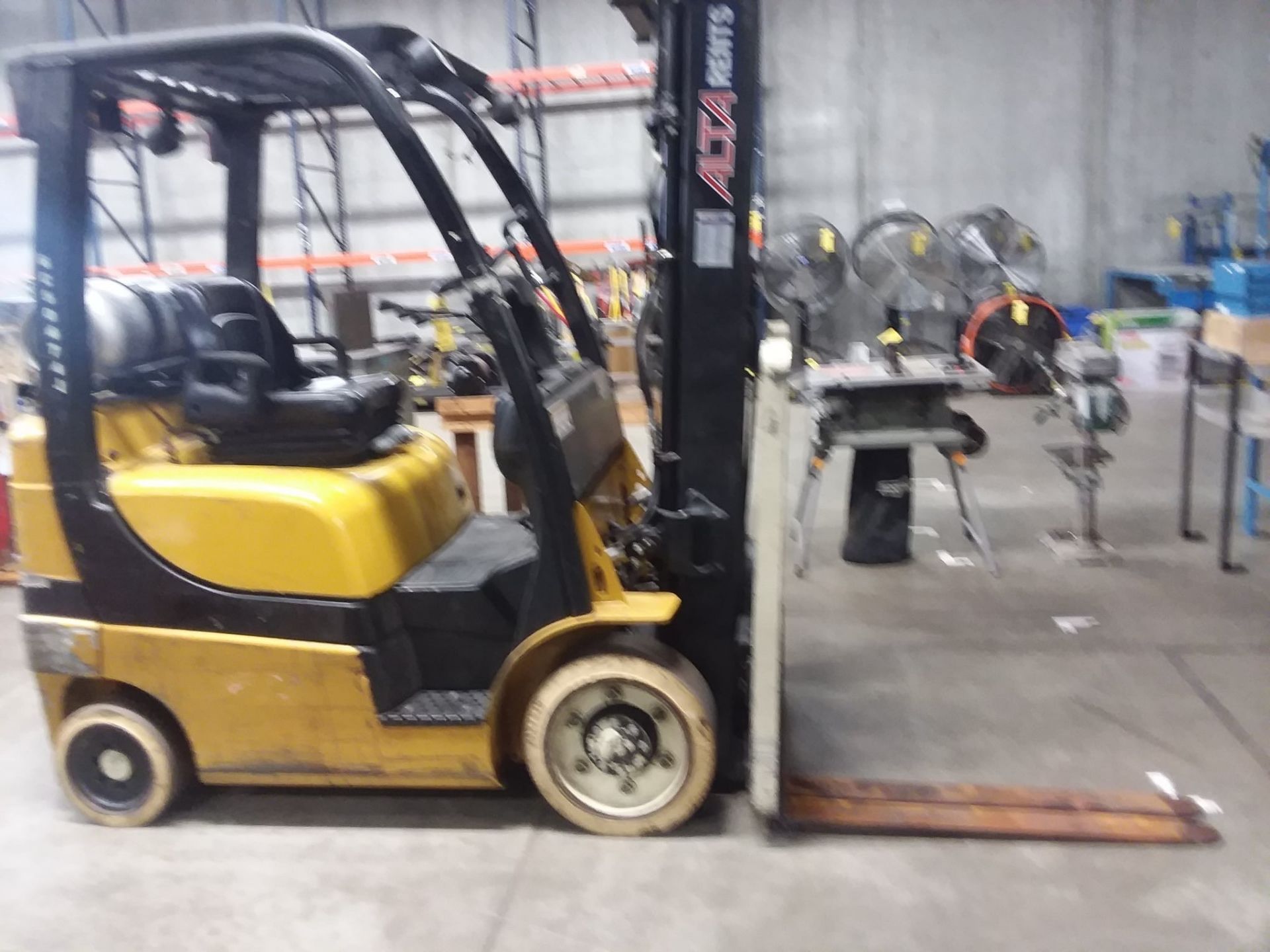 2011 YALE GLC05OVX 5,000 LB. CAPACITY FORKLIFT, LPG, SIDESHIFT, SOLID NON-MARKING TIRES, 3-STAGE - Image 6 of 6