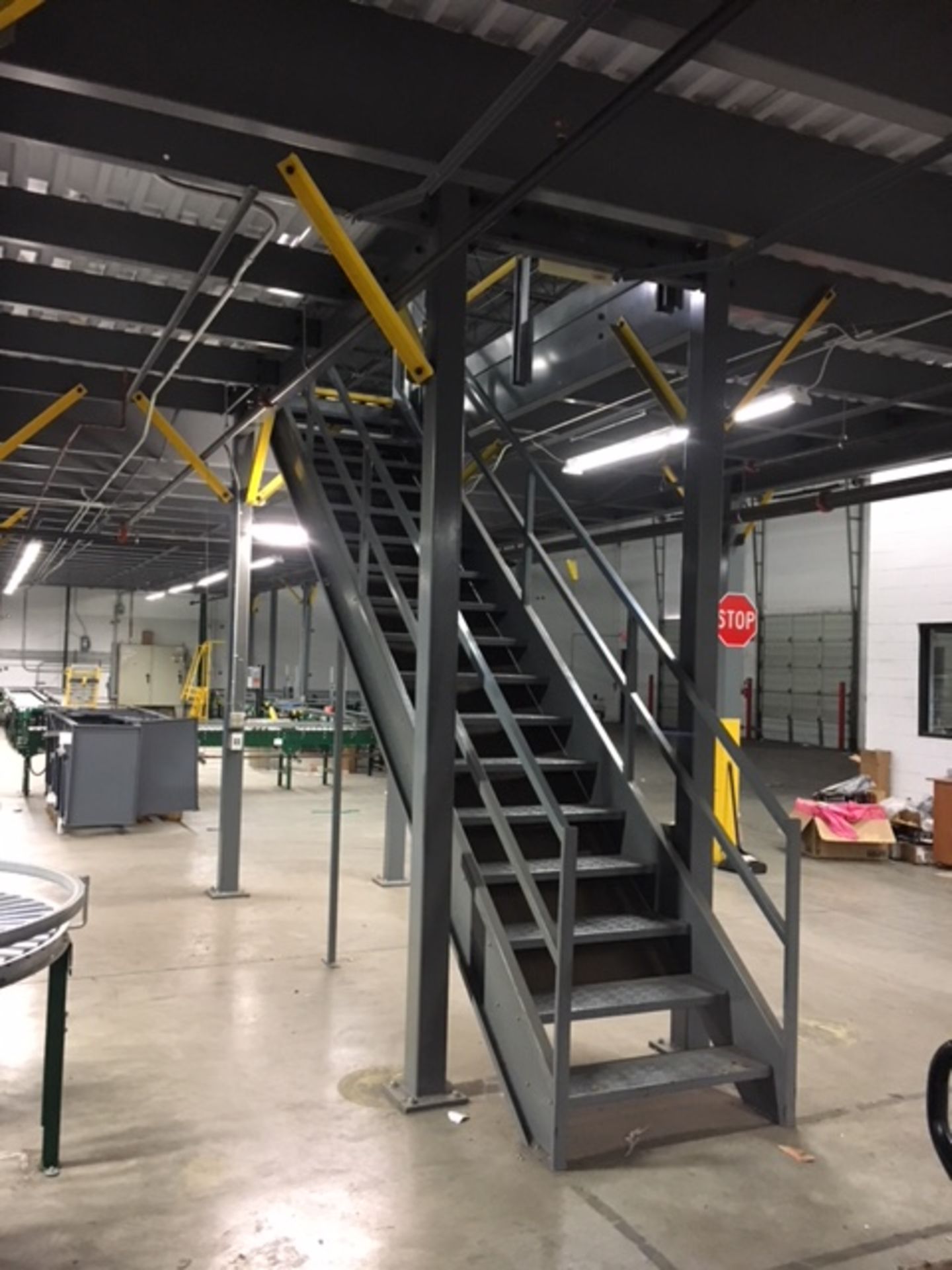 *JACKSONVILLE, FL* MEZZANINE - APPROX 8,000 SQ FT (100' X 80') W/ 260 LIN. FT. OF HANDRAIL, (1) LIFT - Image 4 of 8