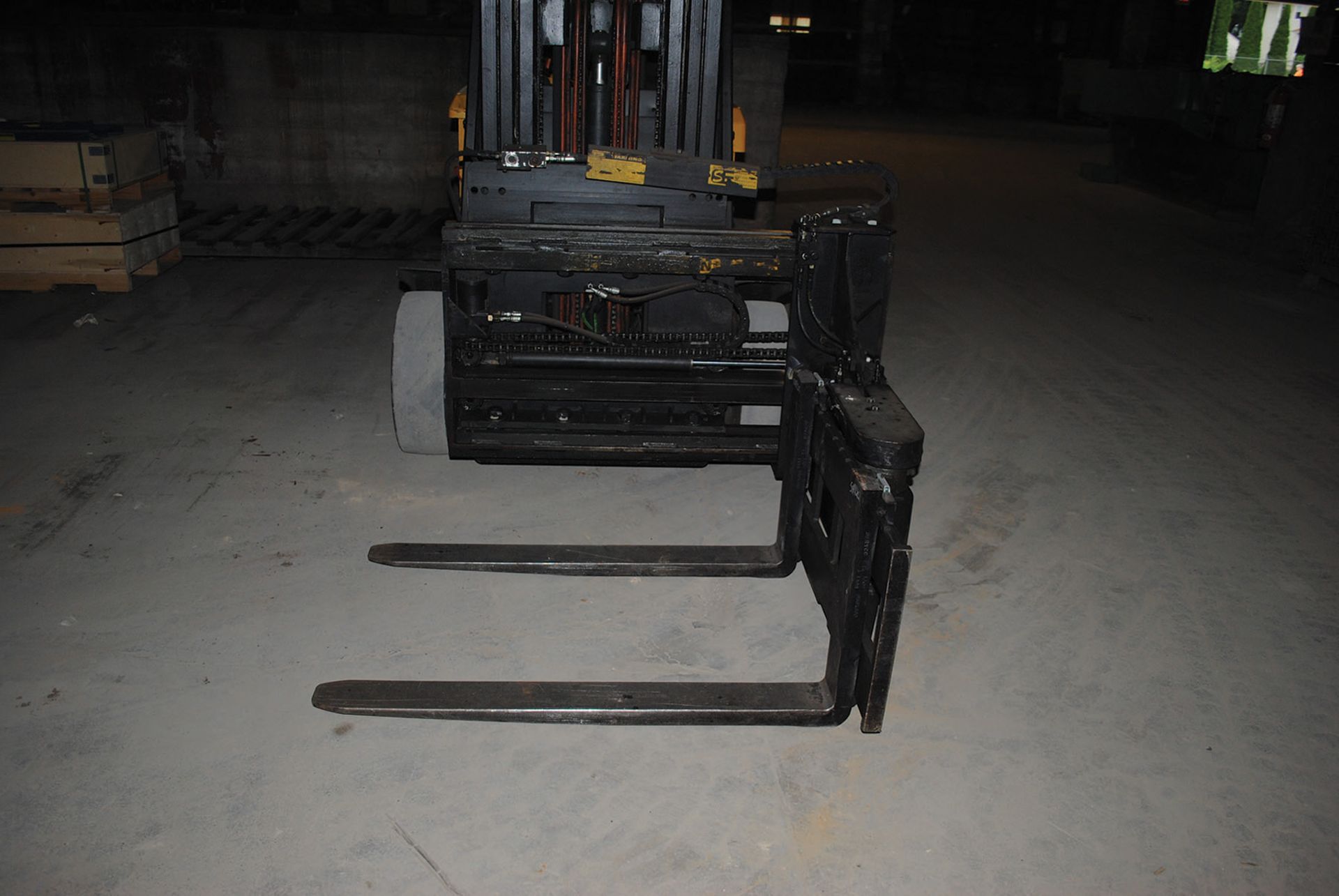 YALE FORKLIFT; MODEL ERC065GHN36TE094, S/N A908N01626C, 36-VOLTS, ATTACHMENT 980, CARRIAGE & - Image 5 of 8