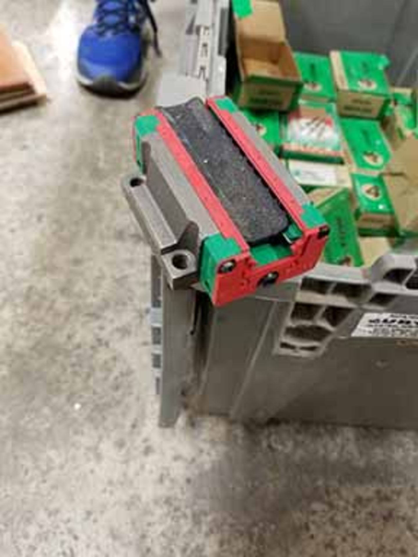 (40) HIWIN (4) ROW LINEAR GUIDEWAY BLOCKS; LGW25CC