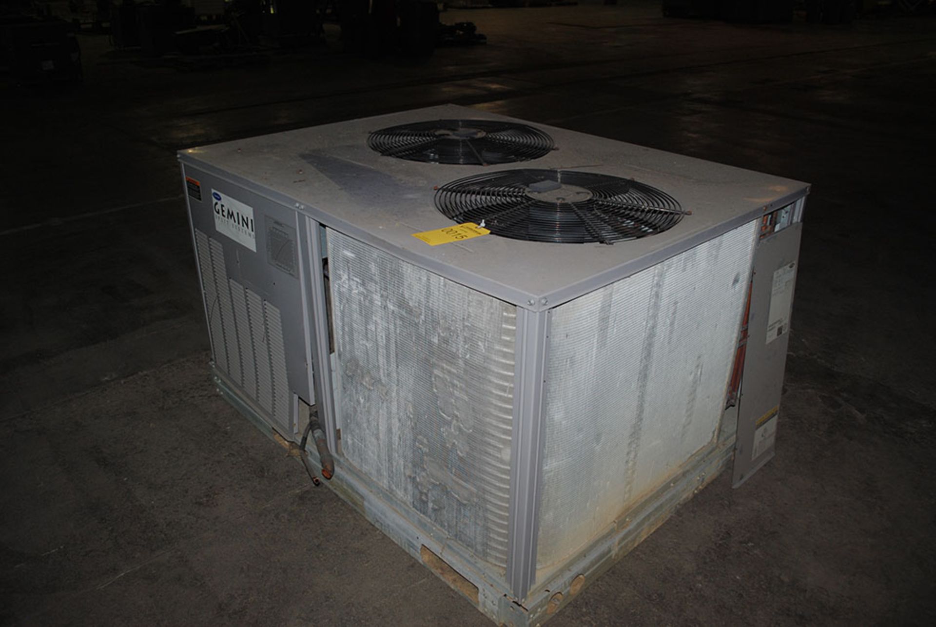 CARRIER GEMINI SPLIT SYSTEM AIR COOLED CONDENSING; MODEL 38ARS-012-511, S/N 3305G40081, 230-VOLTS, - Image 2 of 4