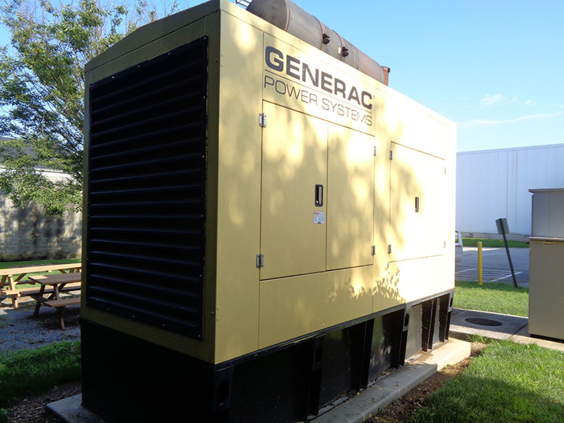 2001 GENERAC 600-KVA DIESEL GENERATOR; MOD 0045290, S/N 3516130, 277/480, AMPS, 902.14 KVA, 300 HRS - Image 2 of 3