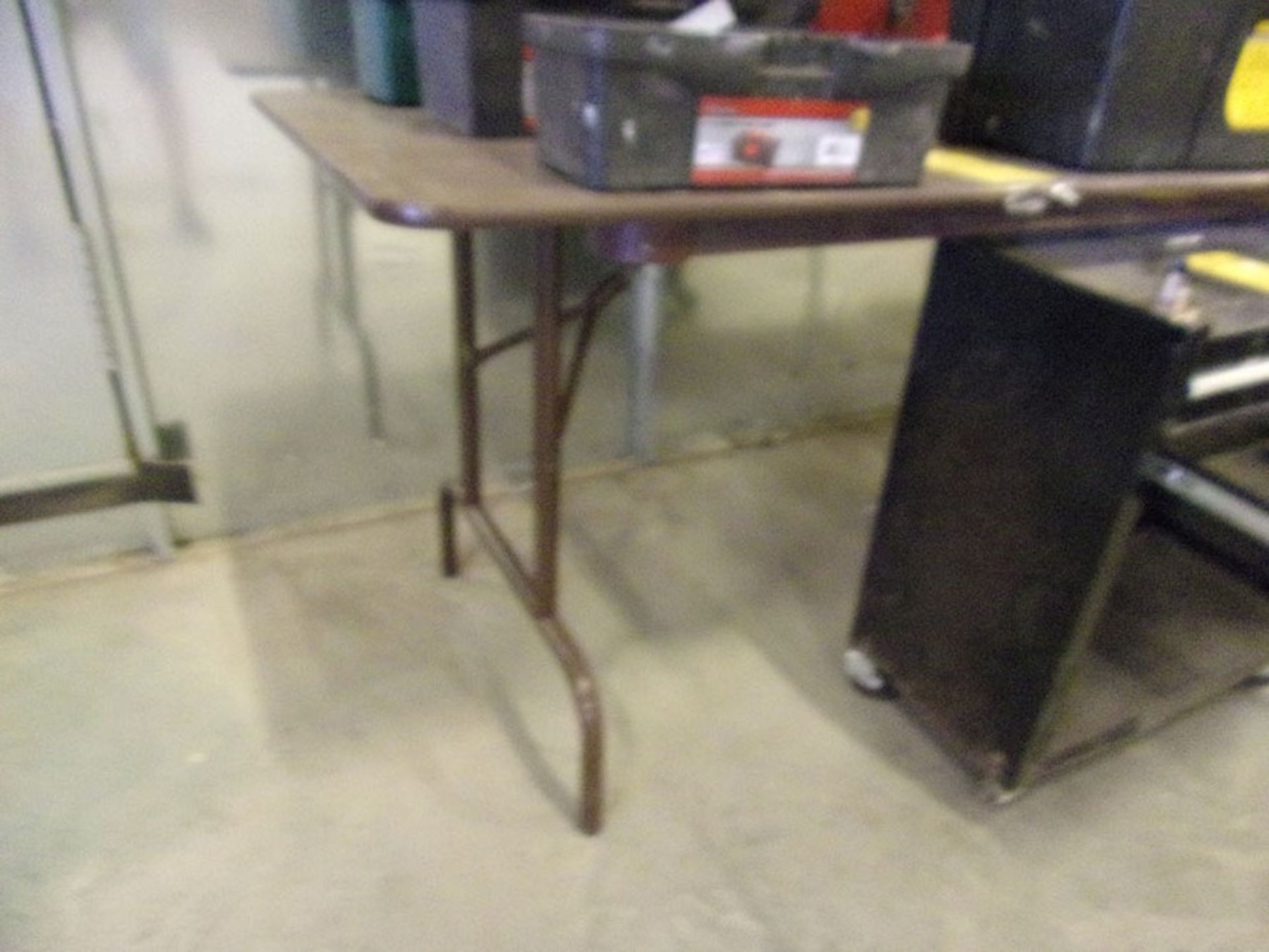 FOLDING TABLE