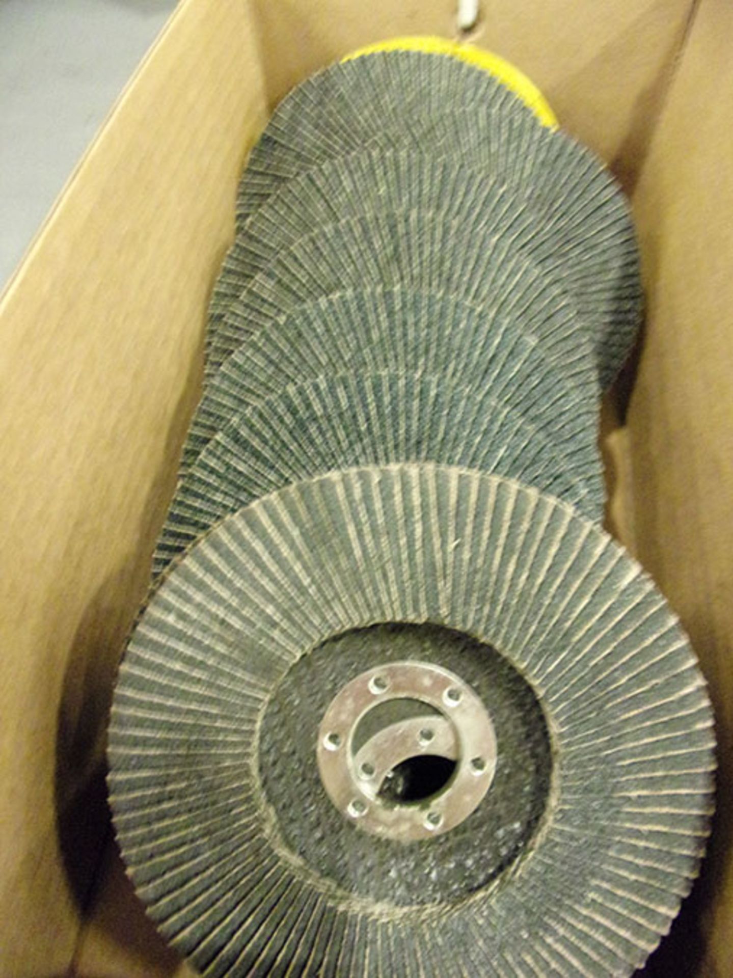 LOT OF 4 1/2'' X 7/8'' SANDING DISC