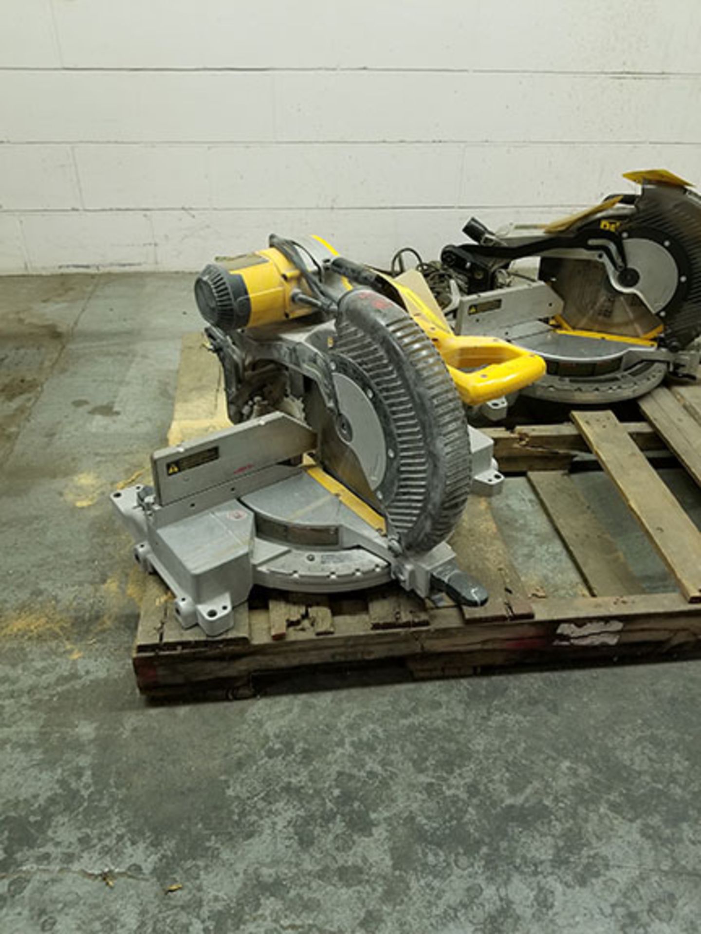 DEWALT 12'' DOUBLE BEVEL COMPOUND MITER SAW; MODEL DW716, S/N 914451