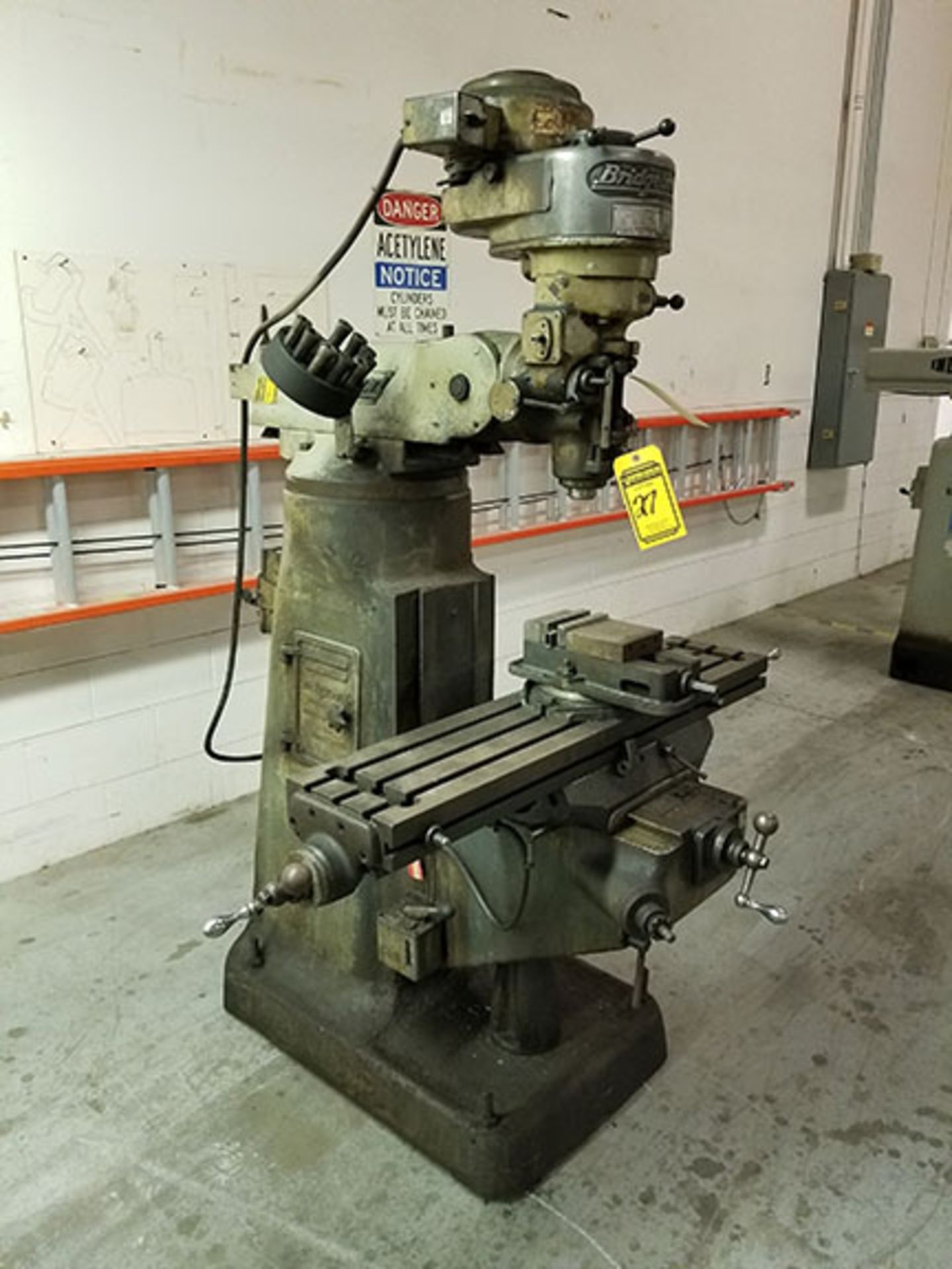 BRIDGEPORT VERTICAL MILL; 1-HP, WITH 6'' ROTARY MACHINE VISE, 80-2720 RPM, S/N J23352 - Image 2 of 4