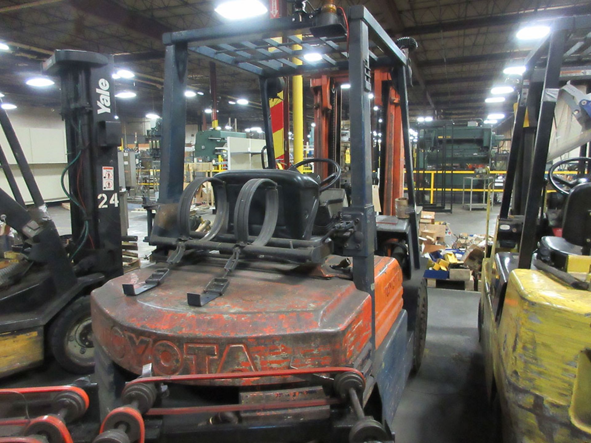 TOYOTA 5,000 LB. CAPACITY FORKLIFT; MODEL 42-5FG25, LPG, PNEUMATIC TIRES, 3-STAGE MAST, 169'' MAX - Image 2 of 3