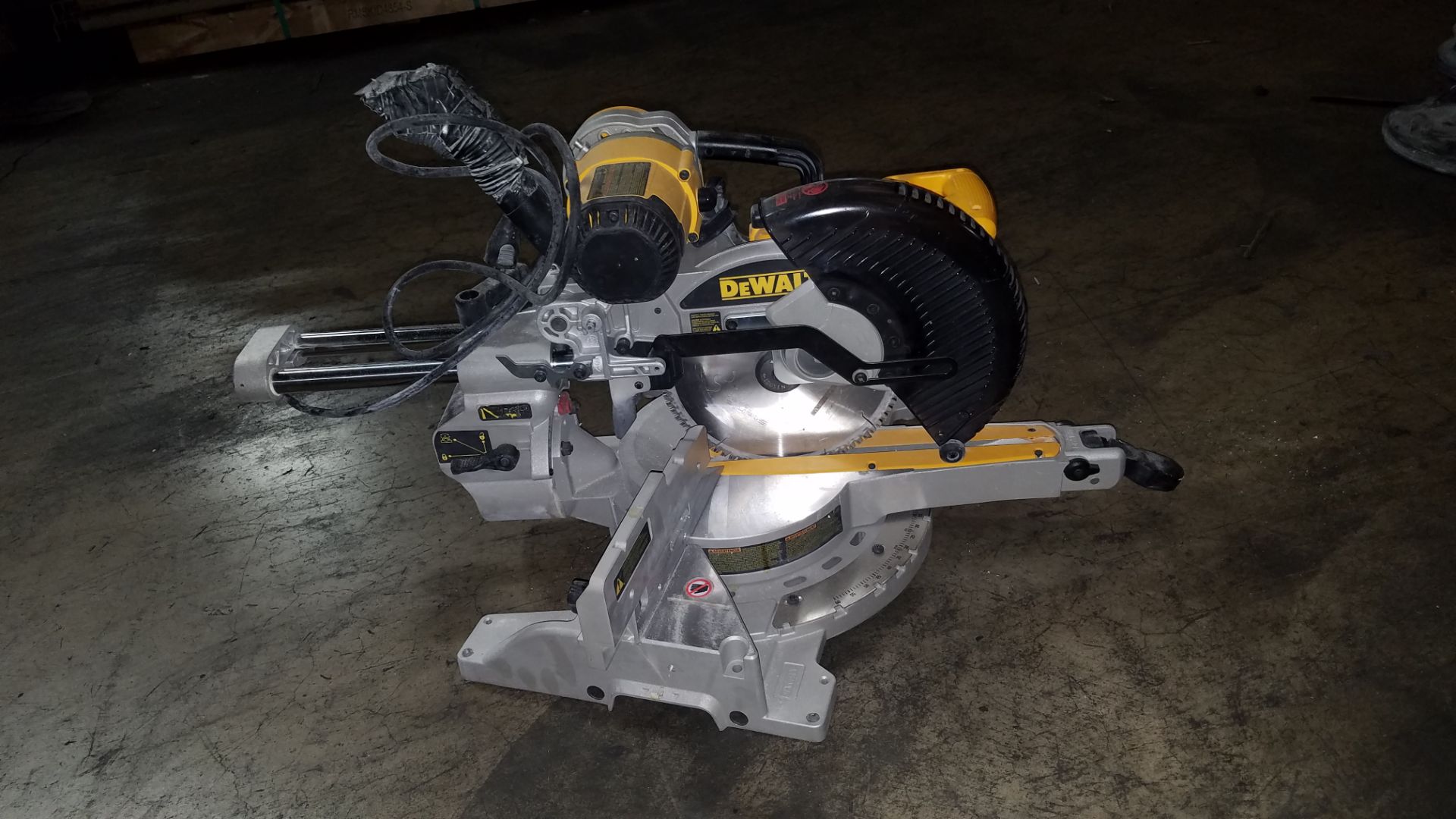 DEWALT SAW