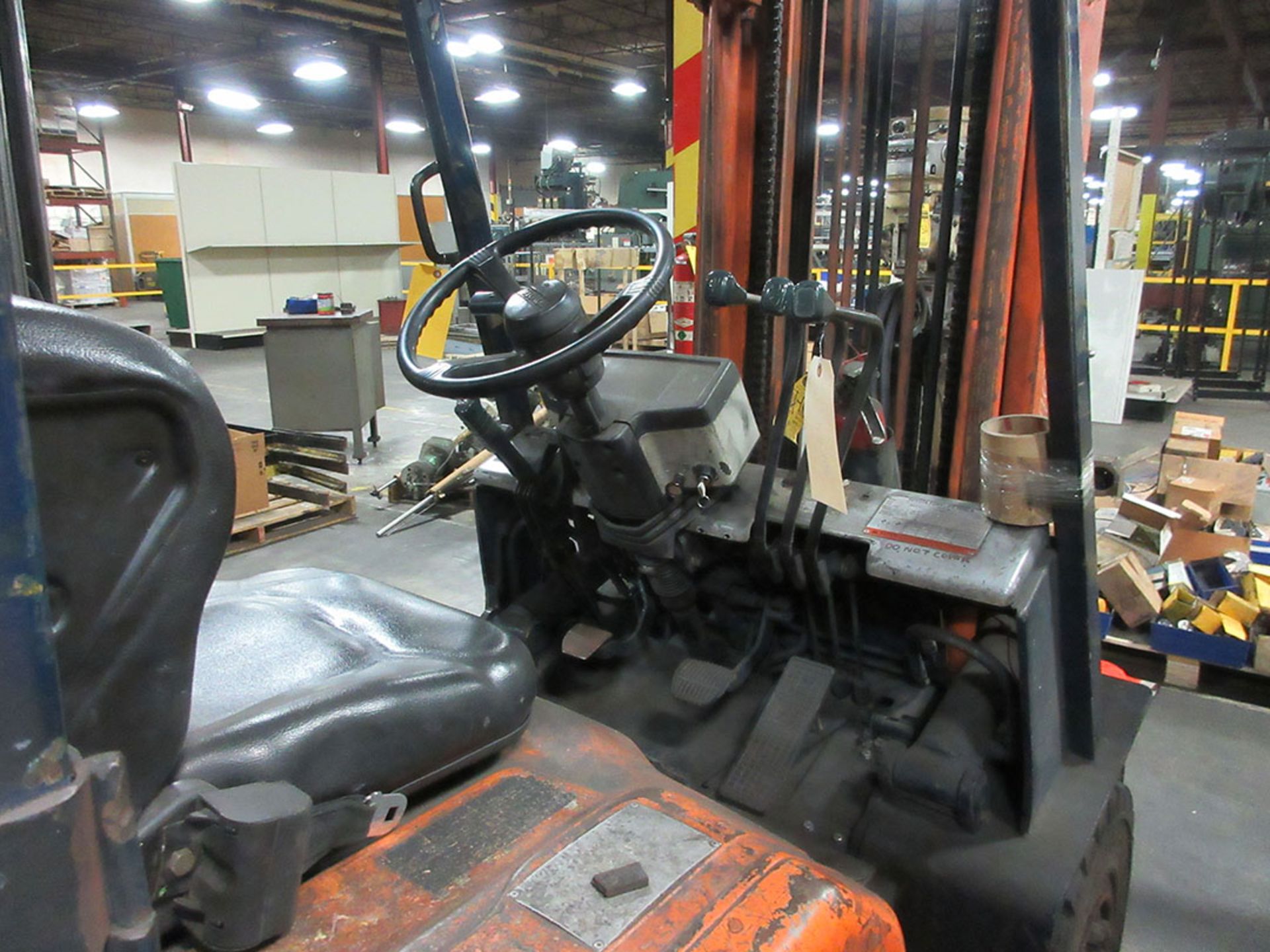 TOYOTA 5,000 LB. CAPACITY FORKLIFT; MODEL 42-5FG25, LPG, PNEUMATIC TIRES, 3-STAGE MAST, 169'' MAX - Image 3 of 3