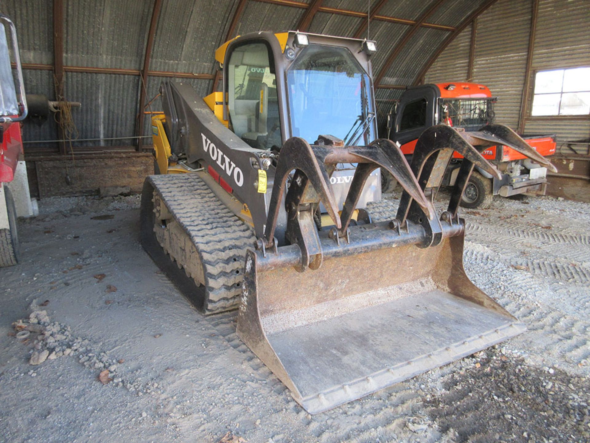 2012 VOLVO MCT 135C SKID STEER; PYRAMID RUBBER TRACTS, ARM REST STEERING, BUCKET CONTROL, FOOT PEDAL