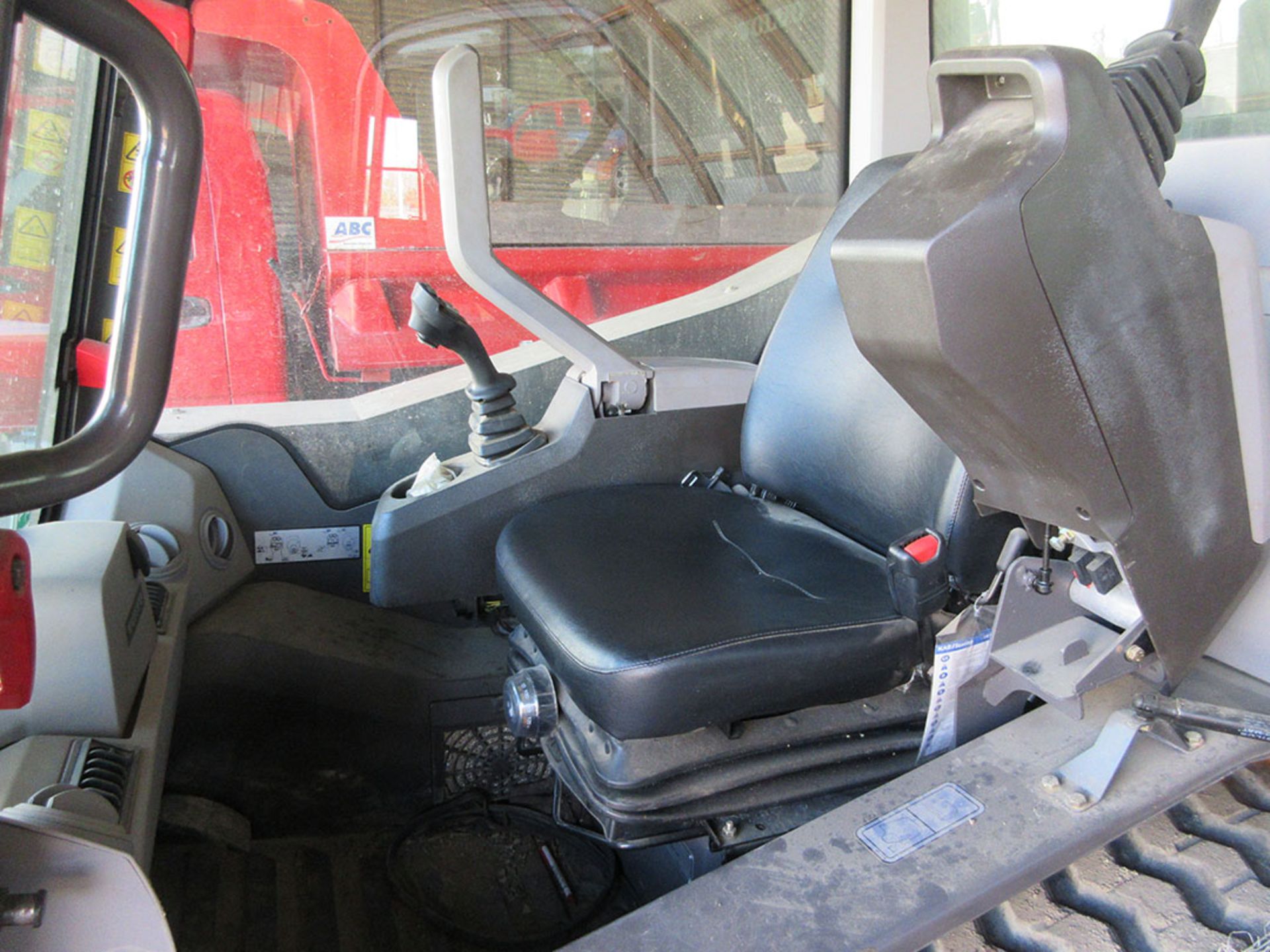 2012 VOLVO MCT 135C SKID STEER; PYRAMID RUBBER TRACTS, ARM REST STEERING, BUCKET CONTROL, FOOT PEDAL - Image 5 of 5