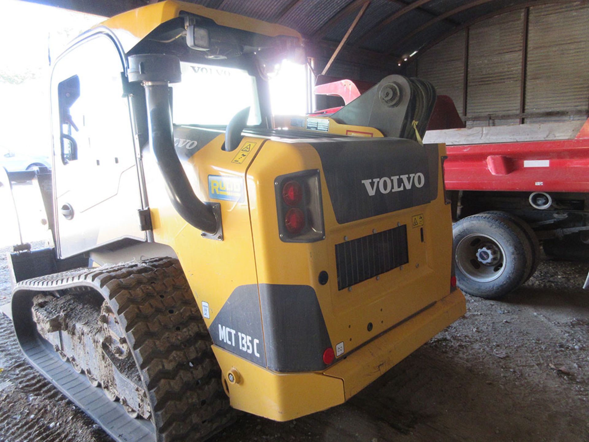 2012 VOLVO MCT 135C SKID STEER; PYRAMID RUBBER TRACTS, ARM REST STEERING, BUCKET CONTROL, FOOT PEDAL - Image 3 of 5